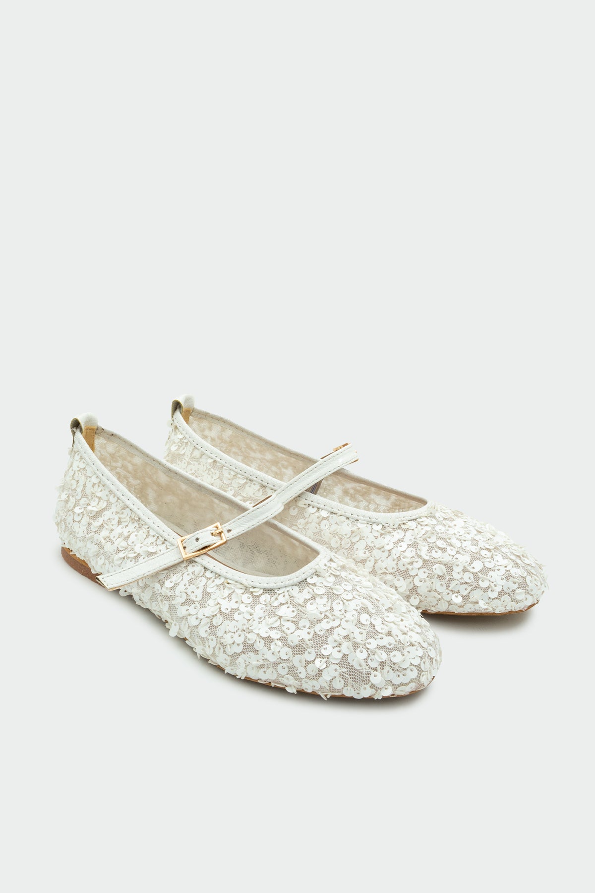 Brest Pul Detaylı Tokalı Babet - BEYAZ