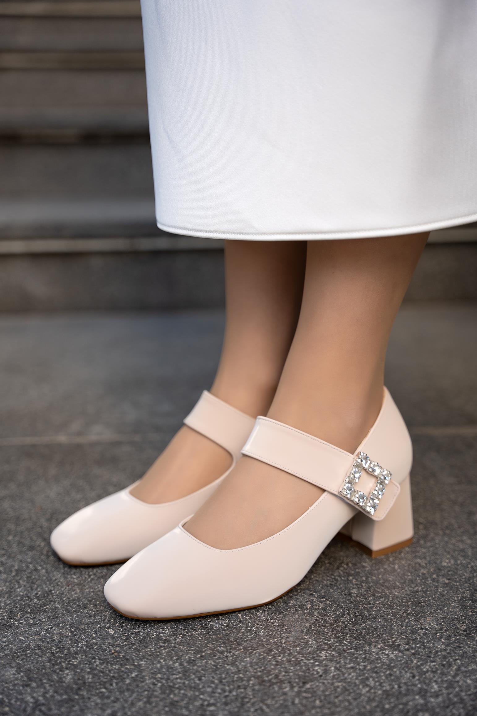 WİNE TAŞLI TOKA DETAYLI KADIN TOPUKLU AYAKKABI - BEJ