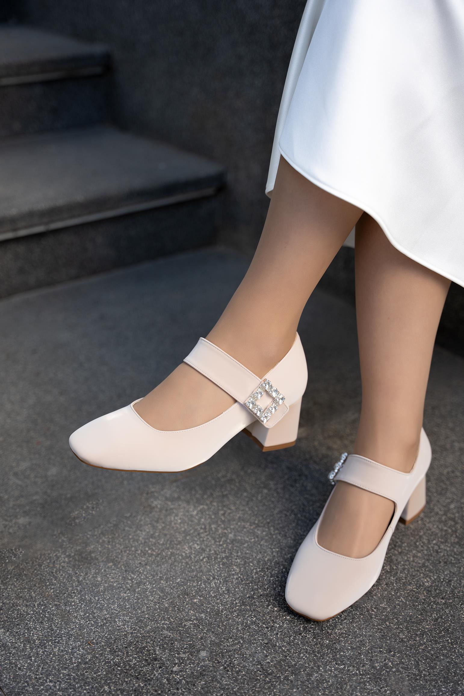 WİNE TAŞLI TOKA DETAYLI KADIN TOPUKLU AYAKKABI - BEJ