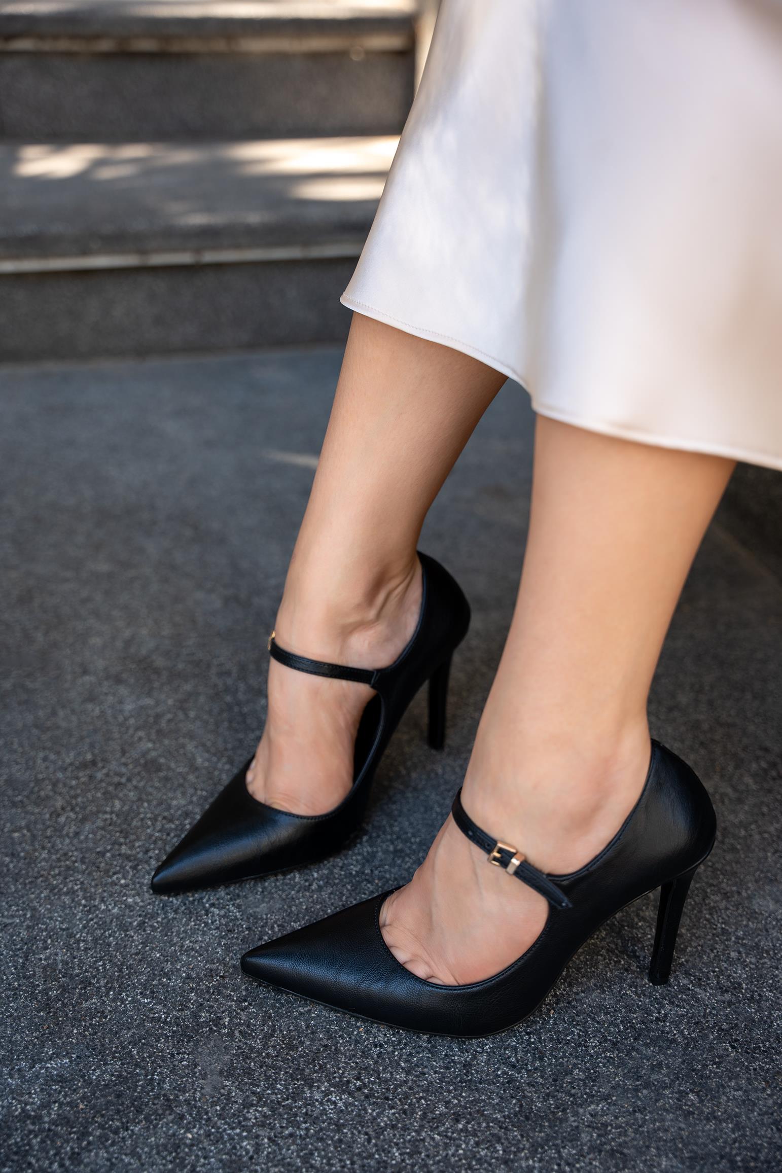 OMERA SİVRİ BURUN KEMER DETAYLI TOPUKLU AYAKKABI - SİYAH