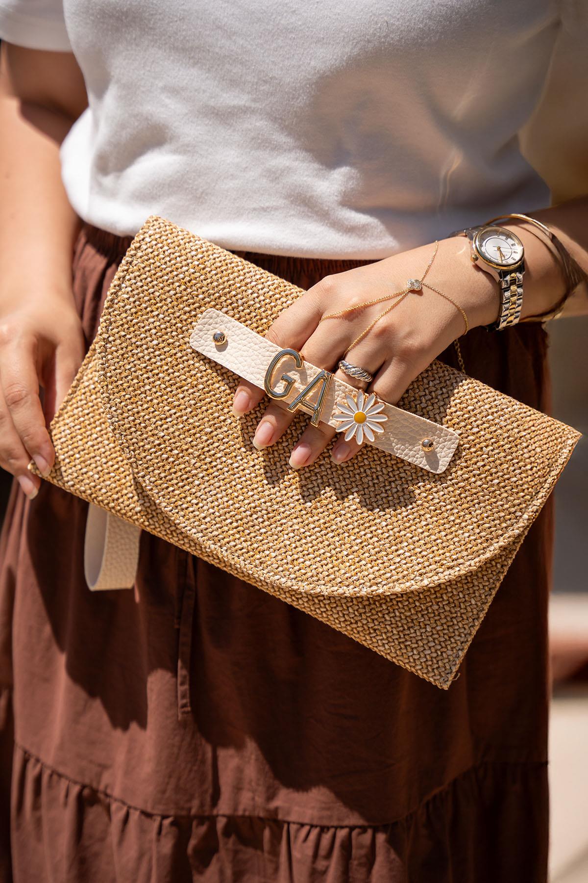 Change Charm Detaylı Hasır Clutch Çanta - KREM