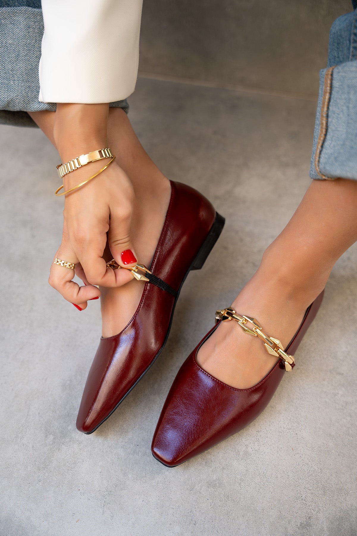 Dennis Zincir Detaylı Düz Babet - BORDO RUGAN