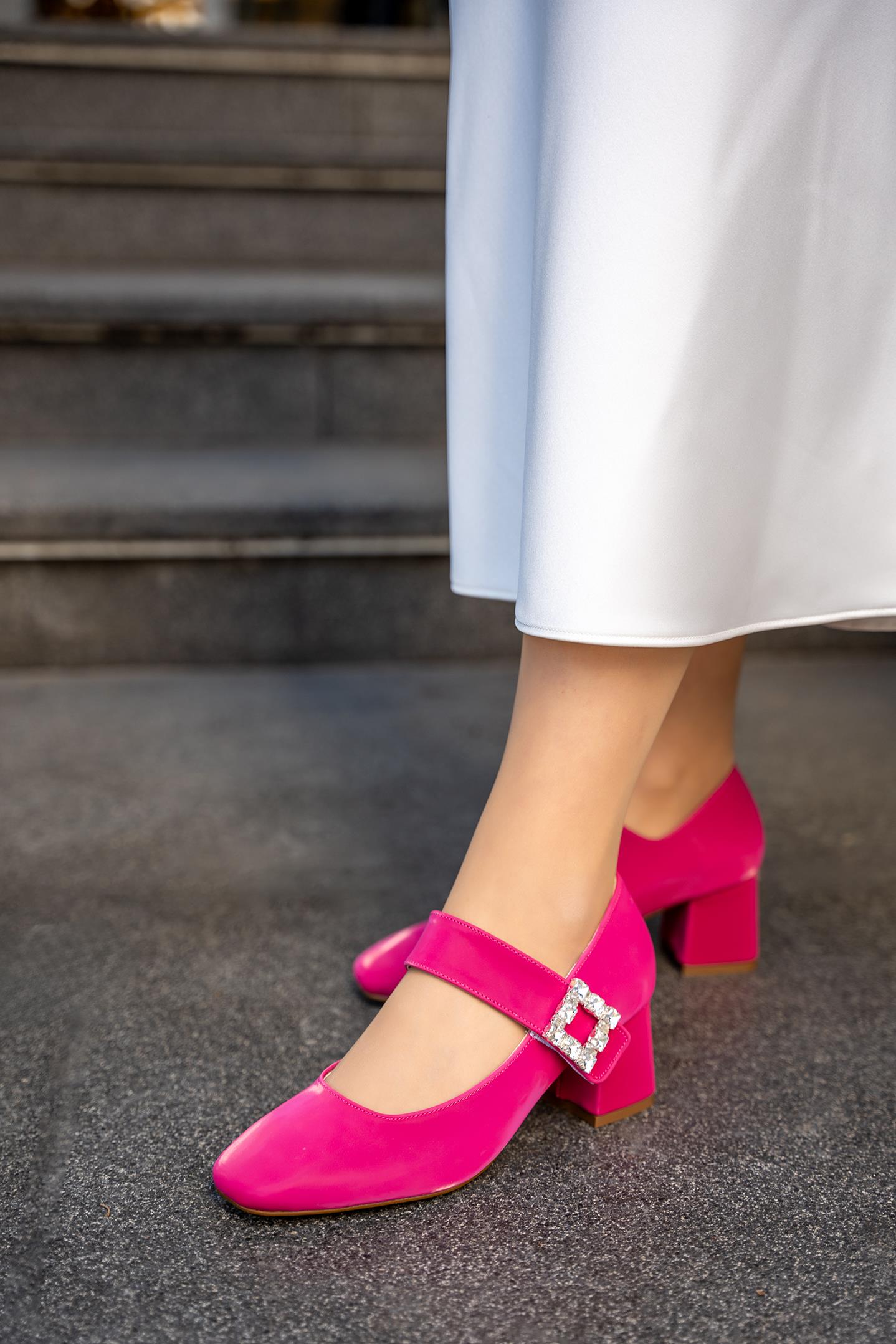 WİNE TAŞLI TOKA DETAYLI KADIN TOPUKLU AYAKKABI - FUŞYA