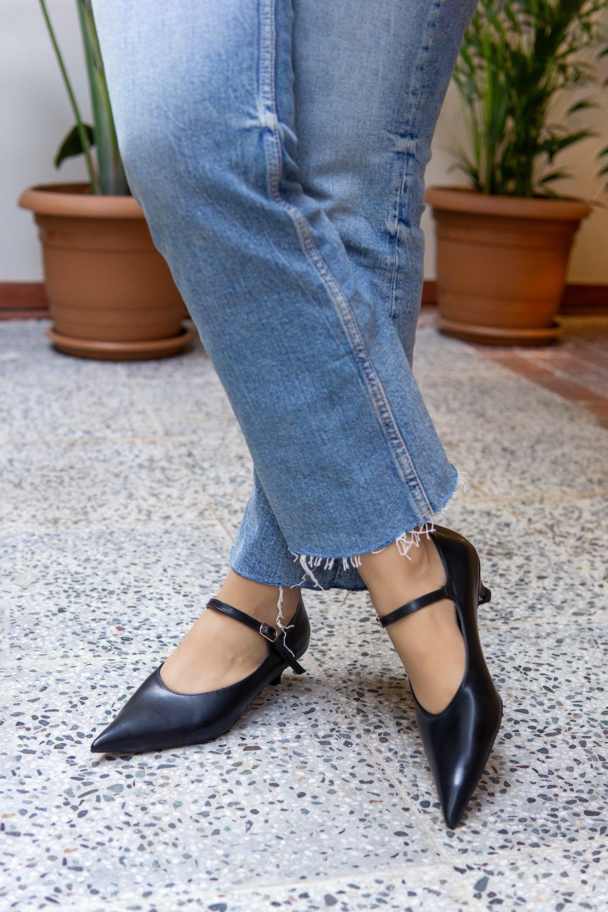 ARİNA SİVRİ BURUNLU TOPUKLU AYAKKABI - SİYAH