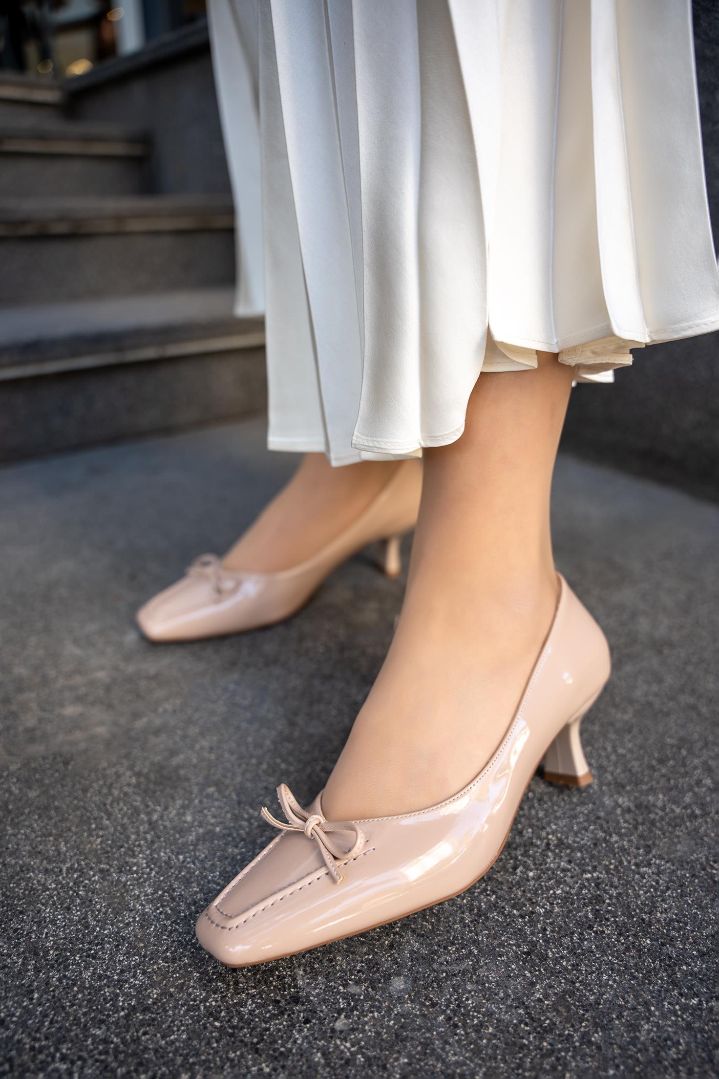 KATRE FİYONK DETAYLI KADIN TOPUKLU AYAKKABI - TEN RUGAN