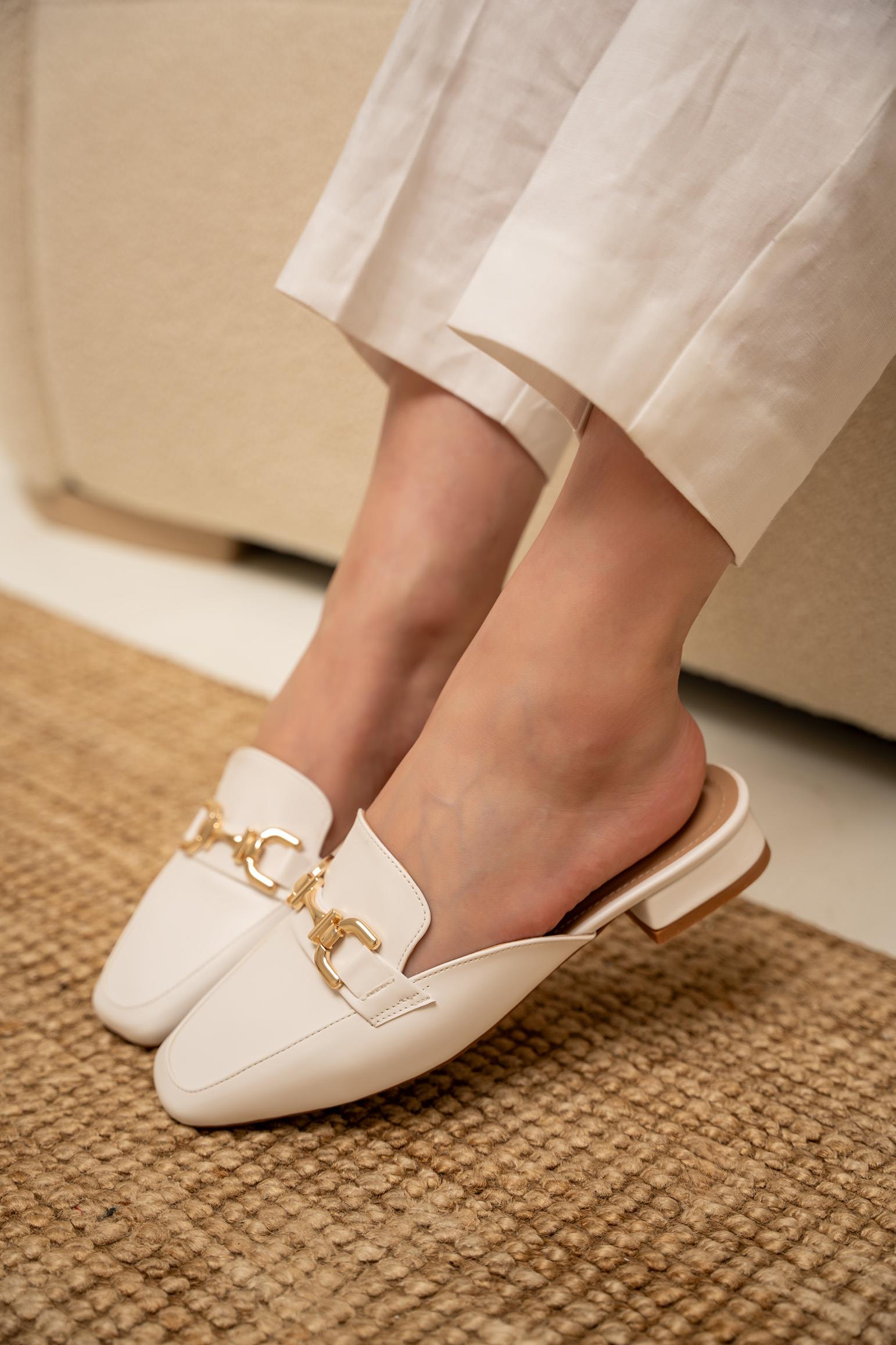 Sangi Toka Detaylı Terlik - BEYAZ