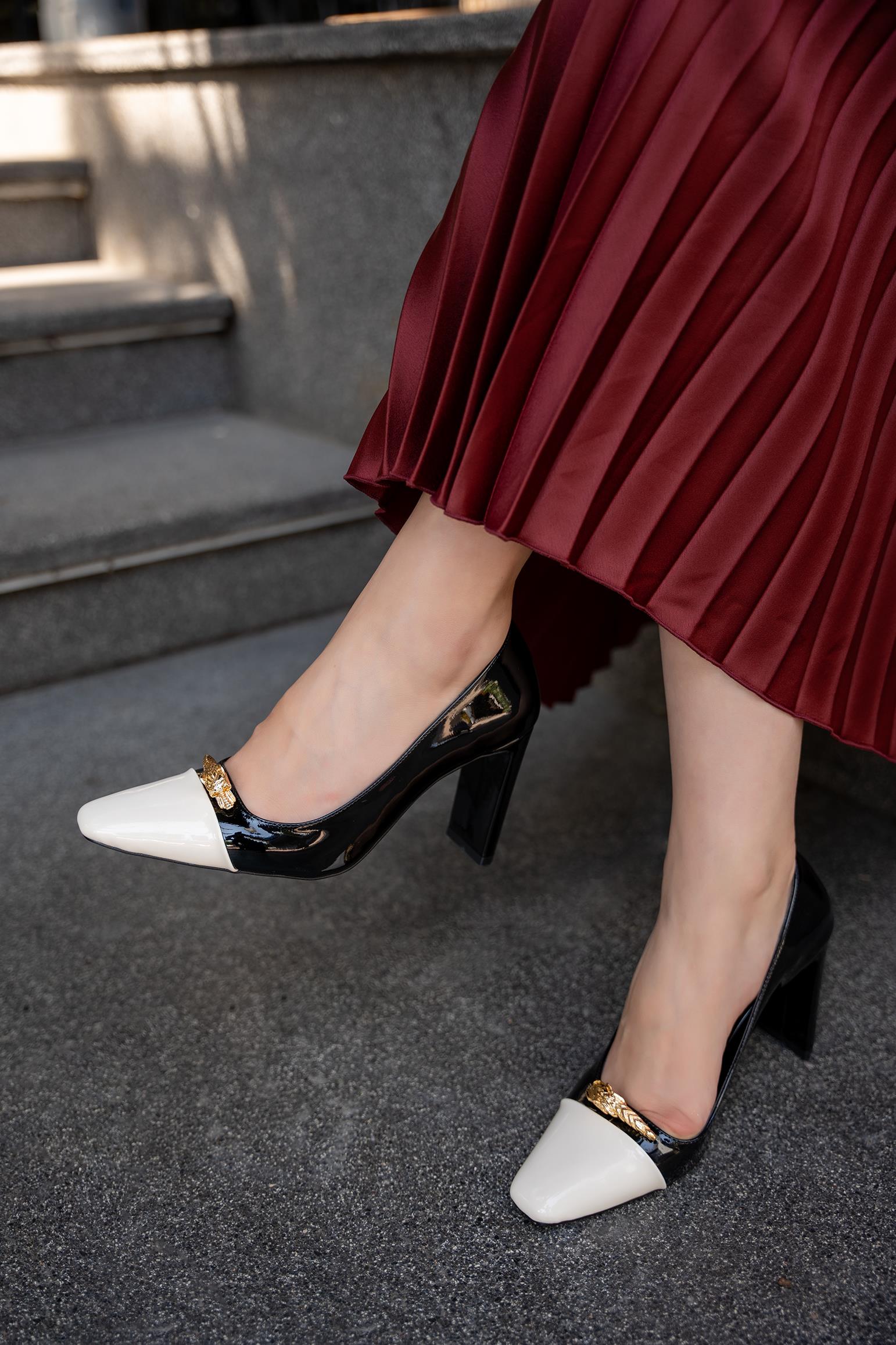 SASSA GOLD AKSESUAR DETAYLI TOPUKLU AYAKKABI - SİYAH