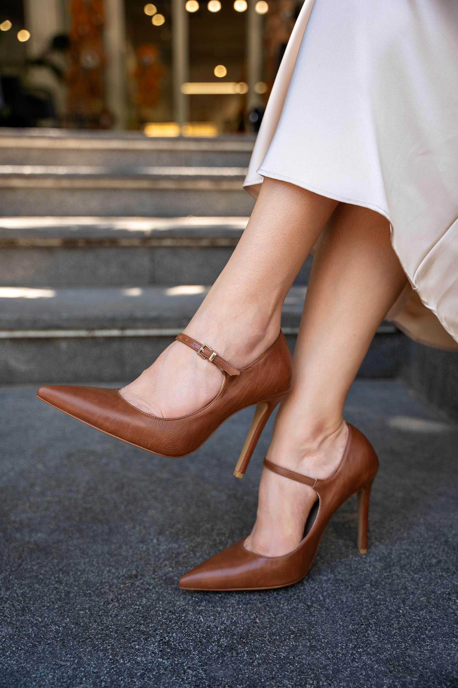 OMERA SİVRİ BURUN KEMER DETAYLI TOPUKLU AYAKKABI - TABA