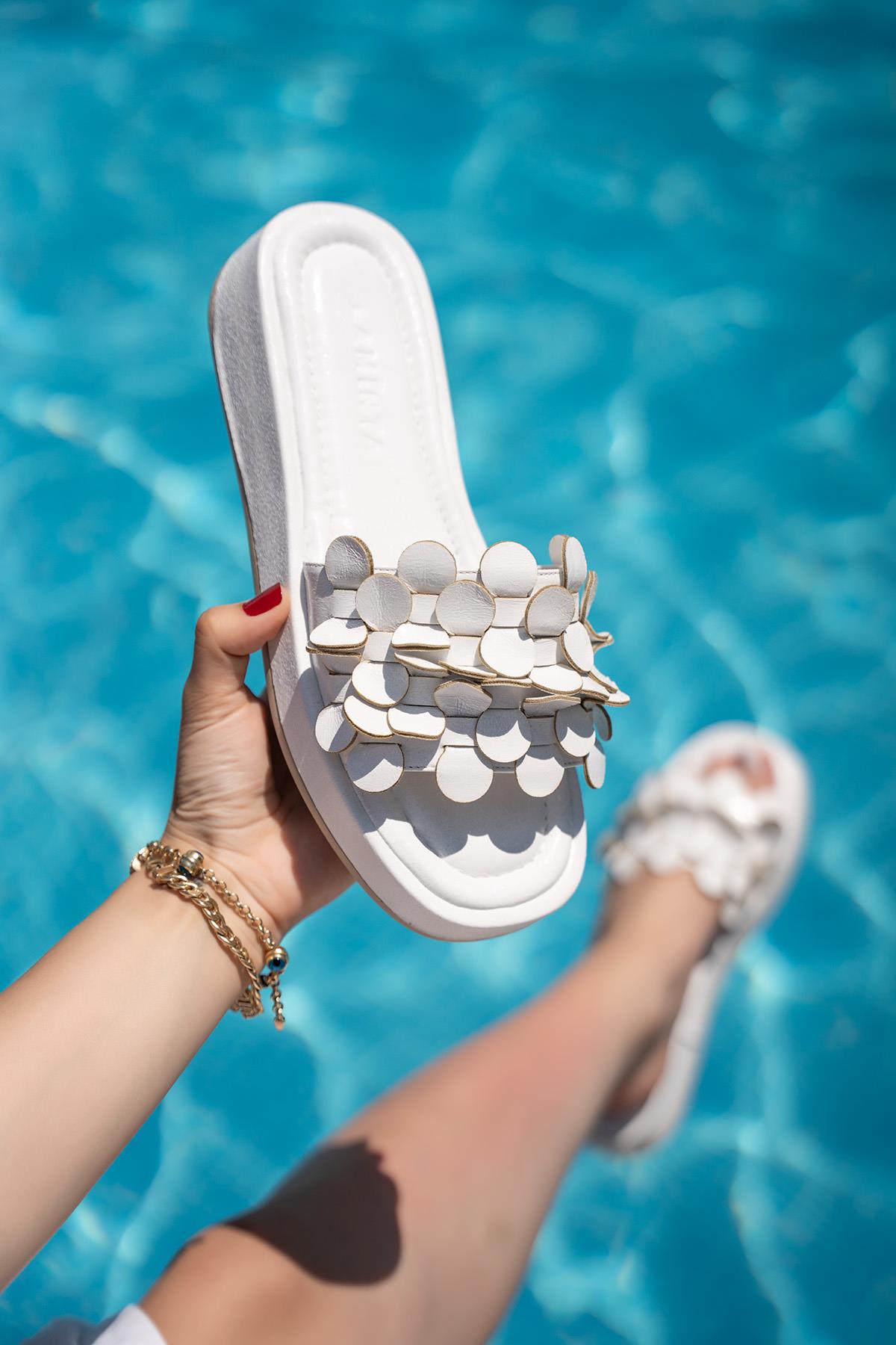 MANJE PÜSKÜL DETAYLI KALIN TABANLI TERLİK - BEYAZ