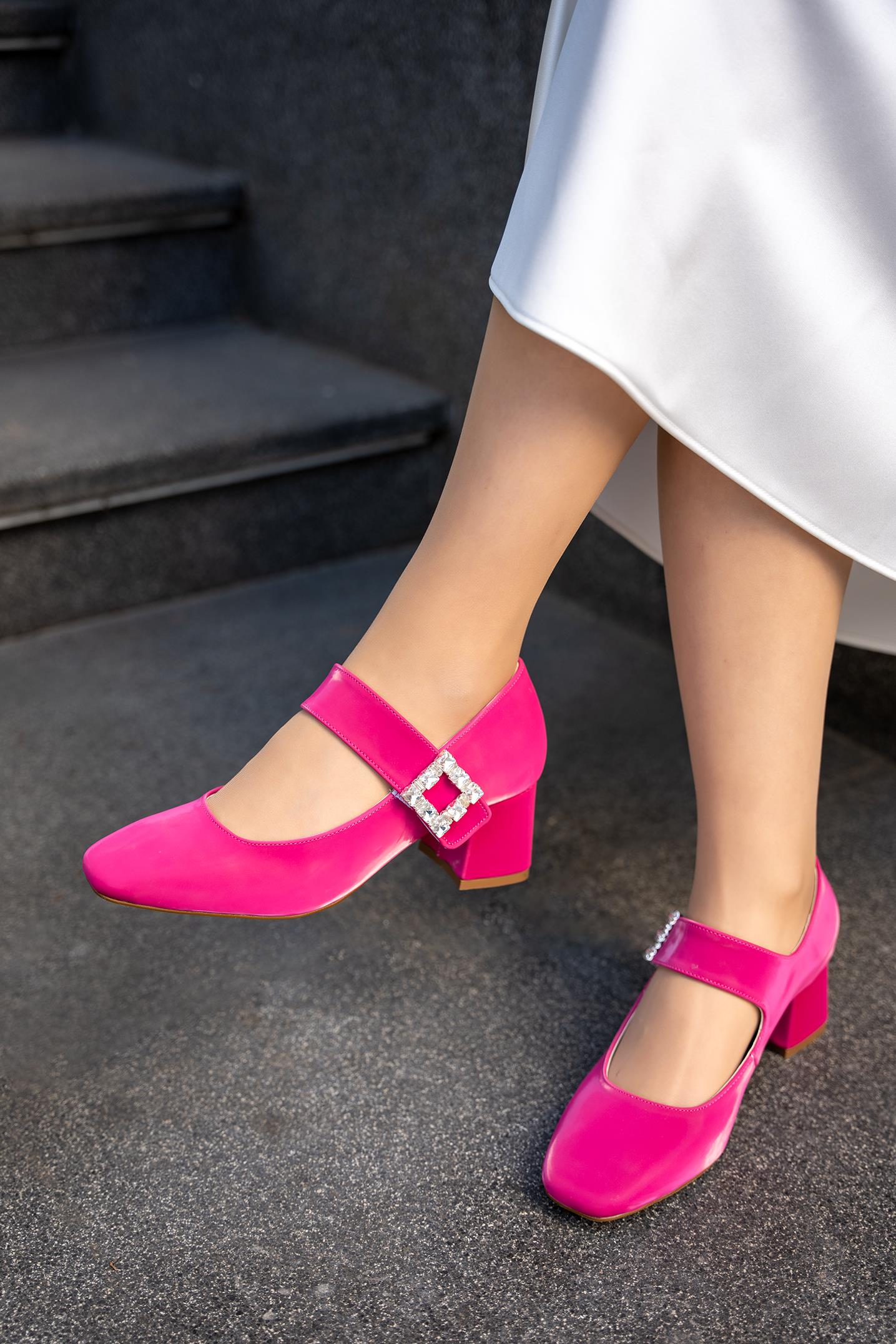 WİNE TAŞLI TOKA DETAYLI KADIN TOPUKLU AYAKKABI - FUŞYA