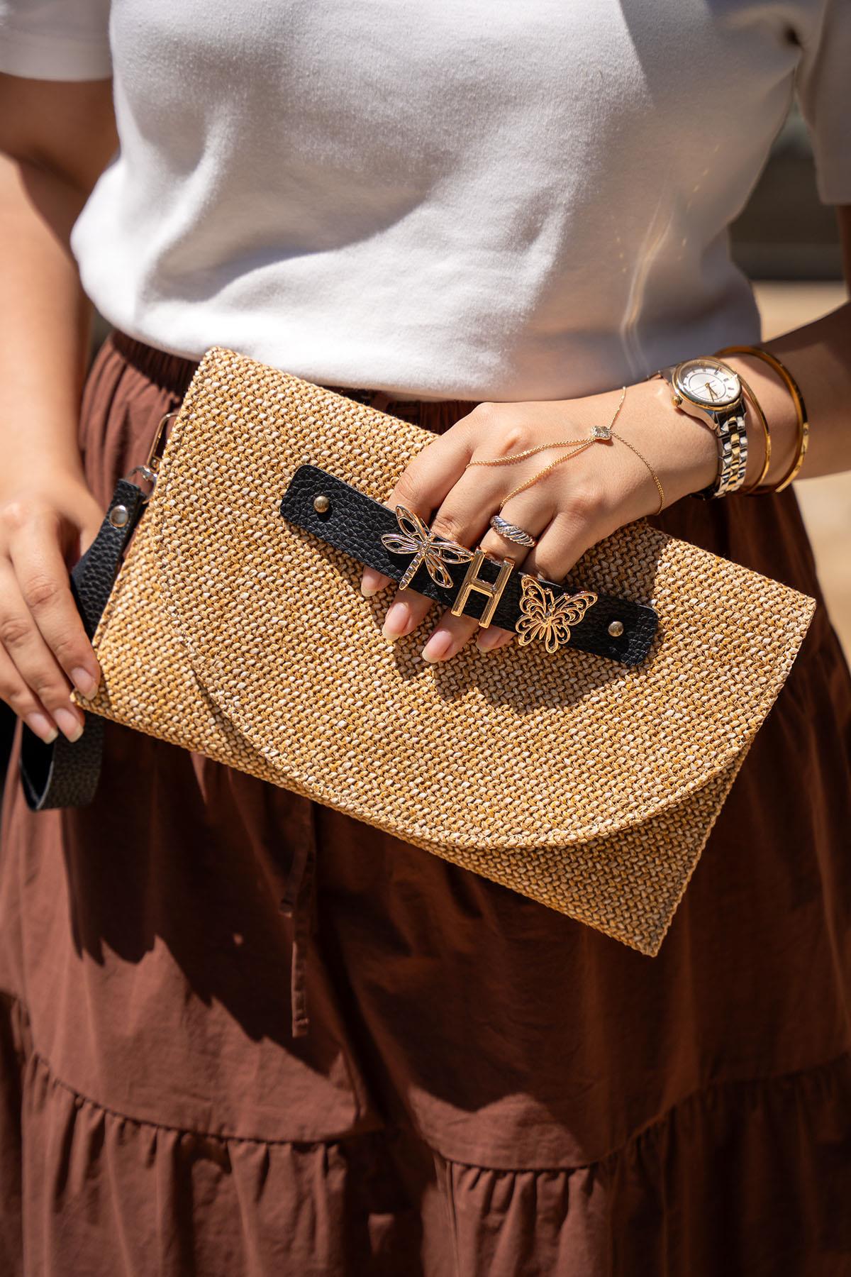 Change Charm Detaylı Hasır Clutch Çanta - SİYAH