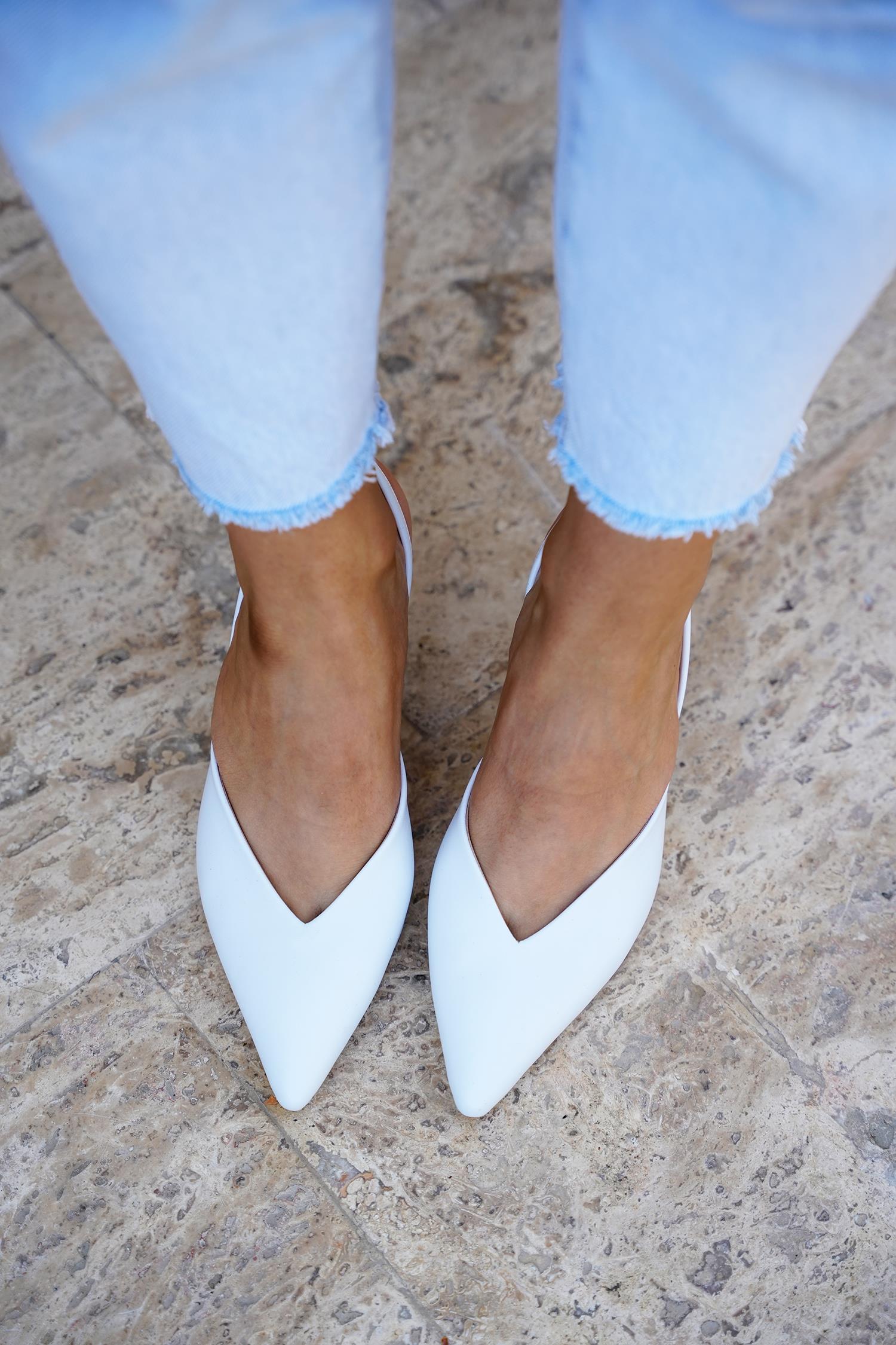 JATE SİVRİ BURUN DETAYLI TOPUKLU AYAKKABI - BEYAZ DERİ