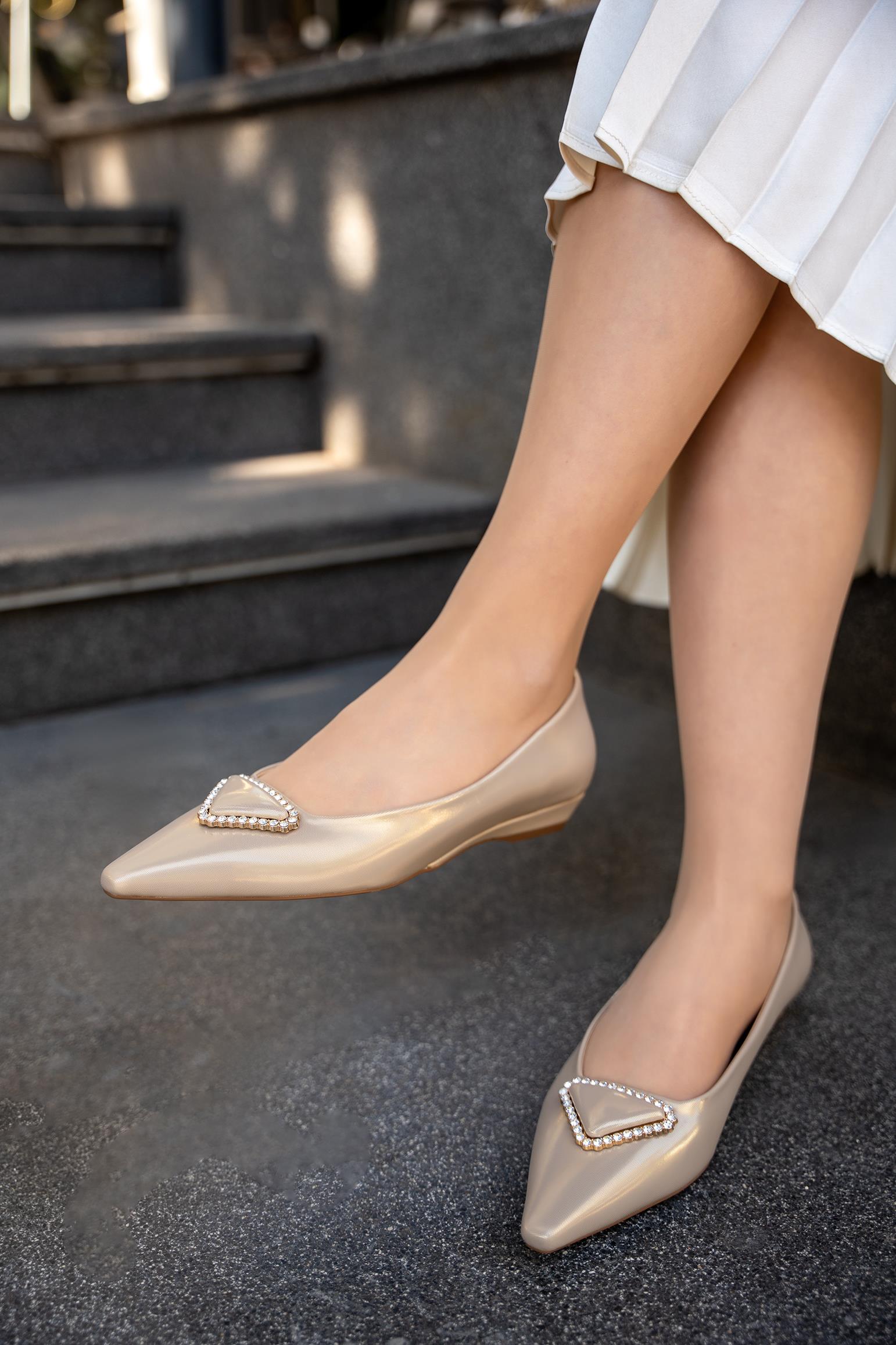 POLLY TAŞLI TOKA DETAYLI BABET - GOLD