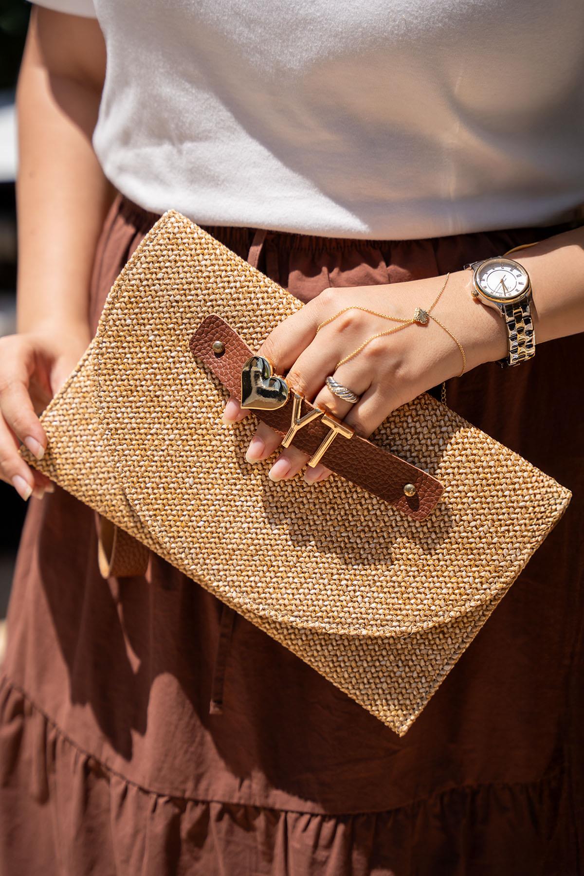 Change Charm Detaylı Hasır Clutch Çanta - TABA