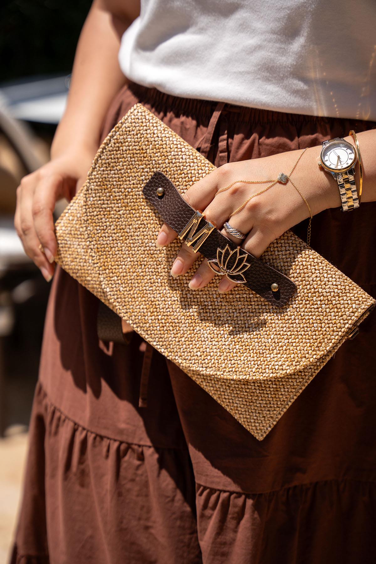 Change Charm Detaylı Hasır Clutch Çanta - ACI KAHVE