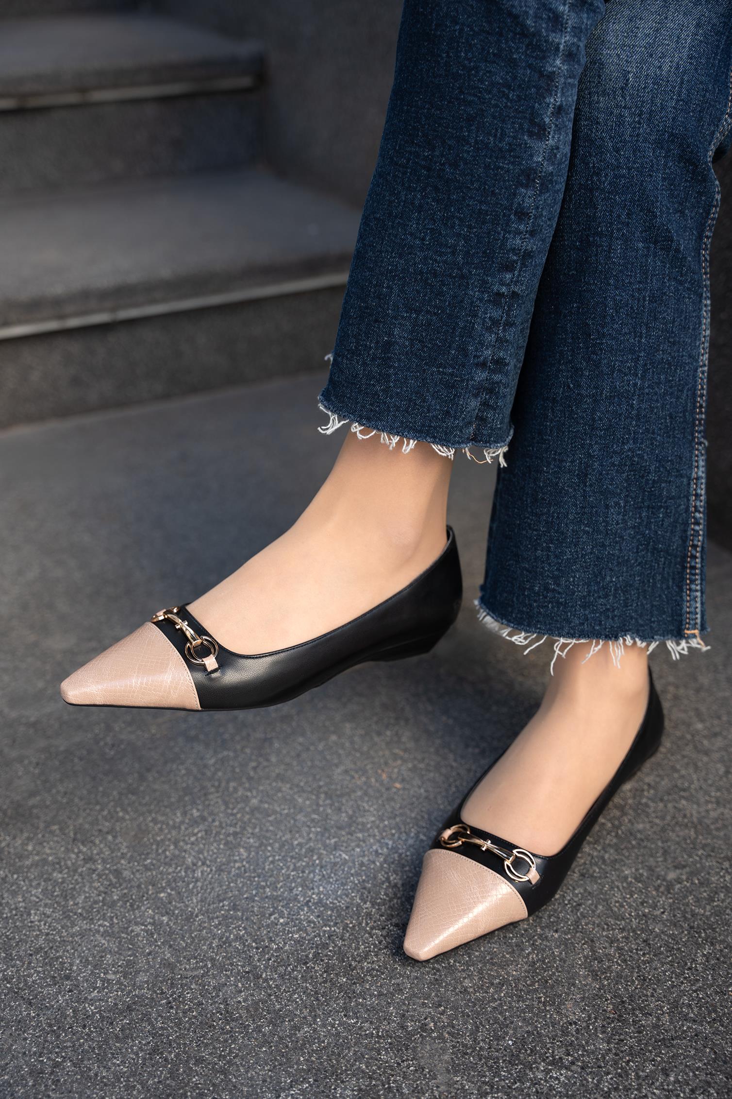 VOYEN GOLD TOKA DETAYLI KADIN BABET - SİYAH