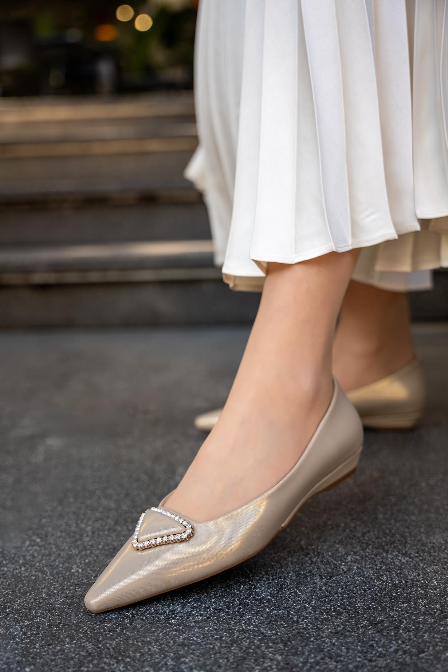 POLLY TAŞLI TOKA DETAYLI BABET - GOLD