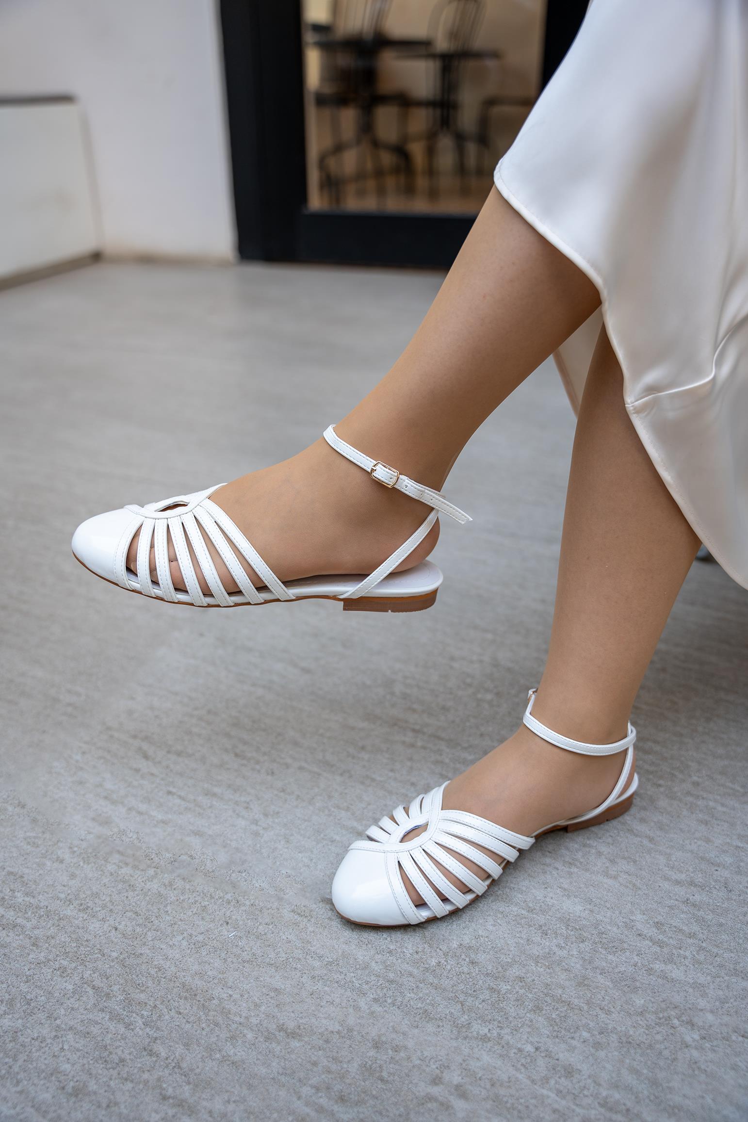 JASMİNE BİLEKTEN BAĞLAMA DETAYLI BABET - BEYAZ