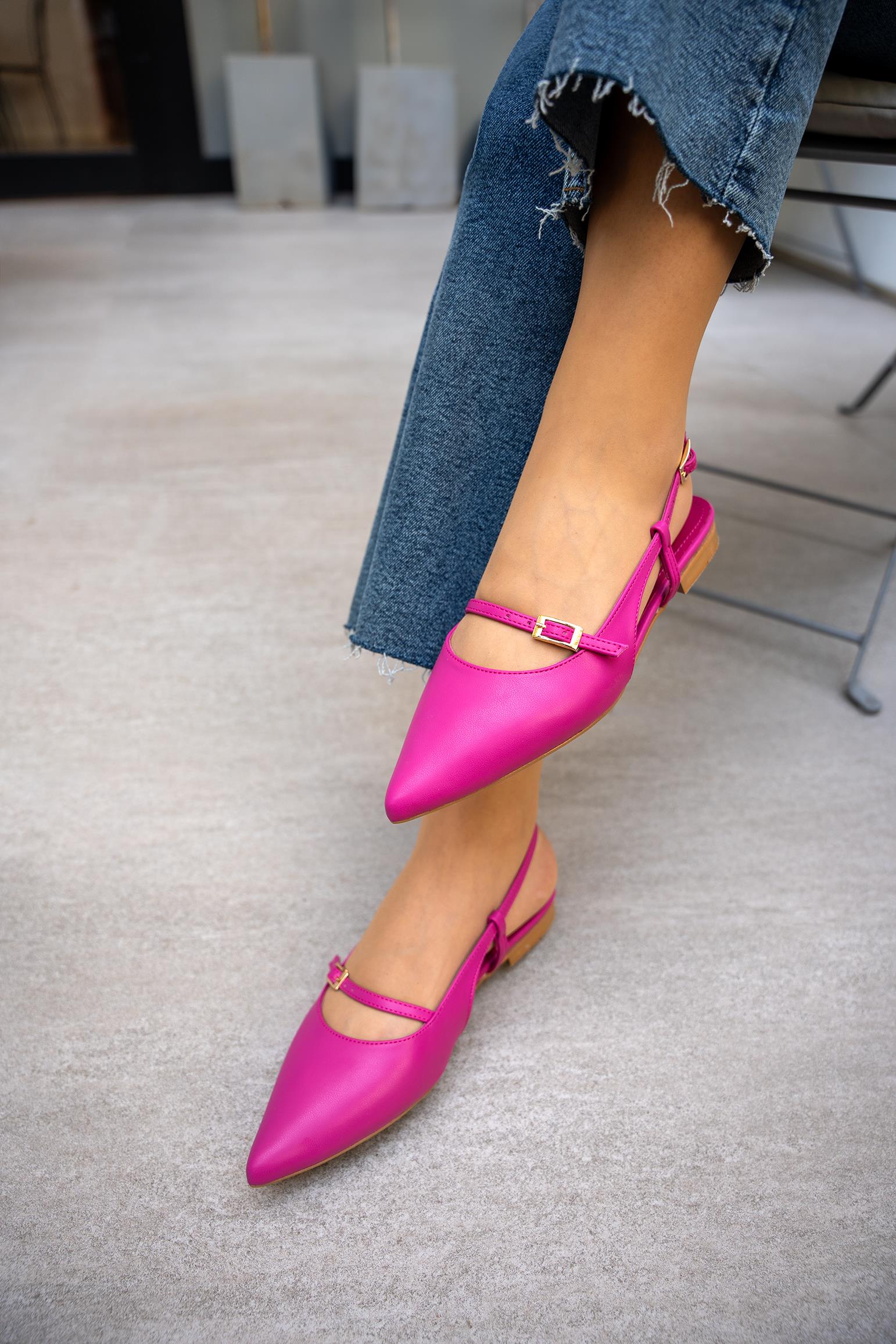 SEZZA SİVRİ BURUN TOKA DETAYLI BABET - FUŞYA