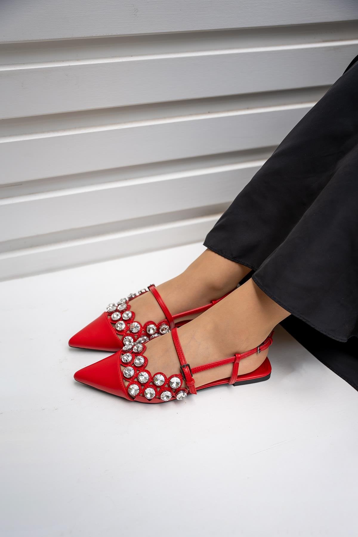 HALLEY SİVRİ BURUN TAŞLI BABET - KIRMIZI