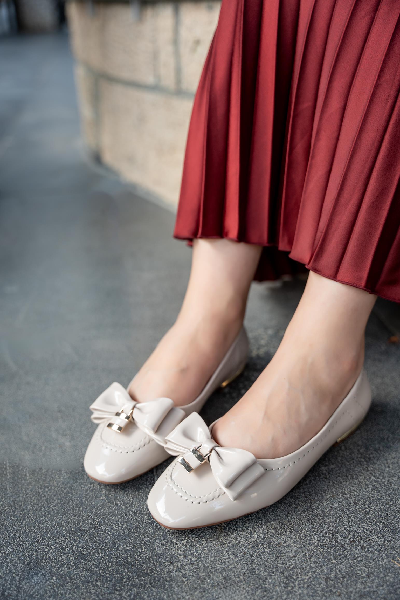 WADE FİYONKLU KİLİT DETAYLI KADIN BABET - BEJ