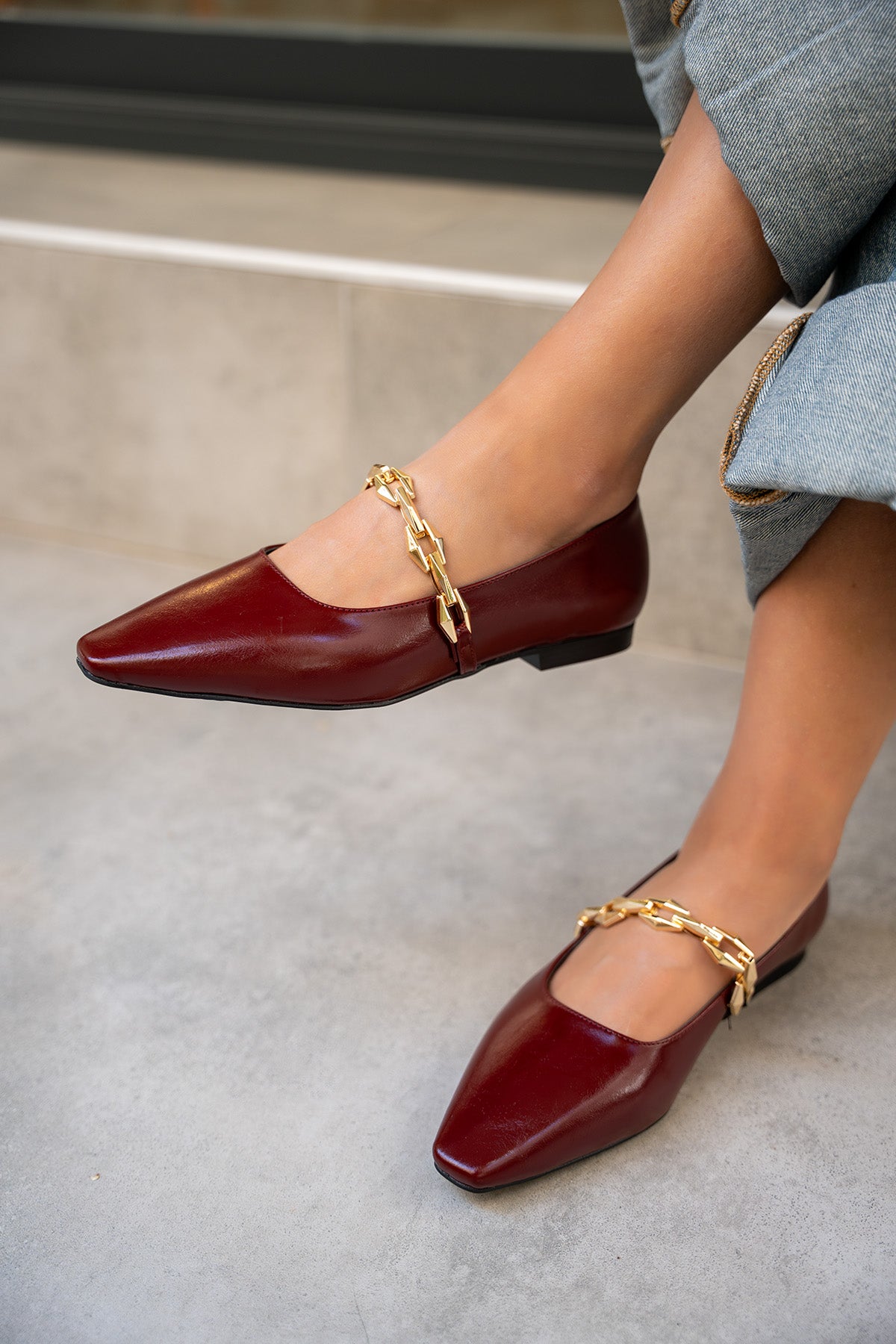 Dennis Zincir Detaylı Düz Babet - BORDO RUGAN