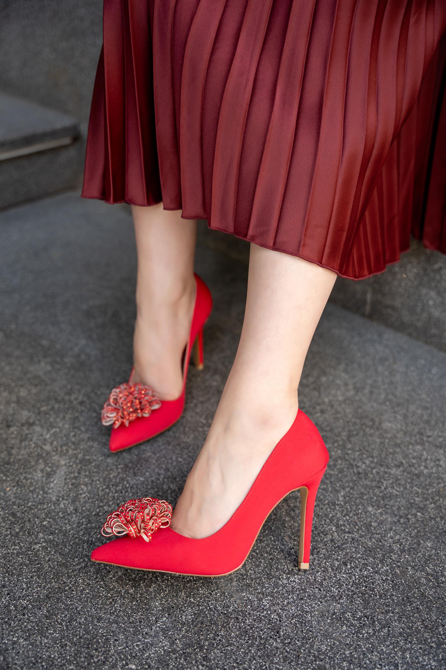 ELİORA TAŞLI GÜL DETAYLI TOPUKLU AYAKKABI - KIRMIZI