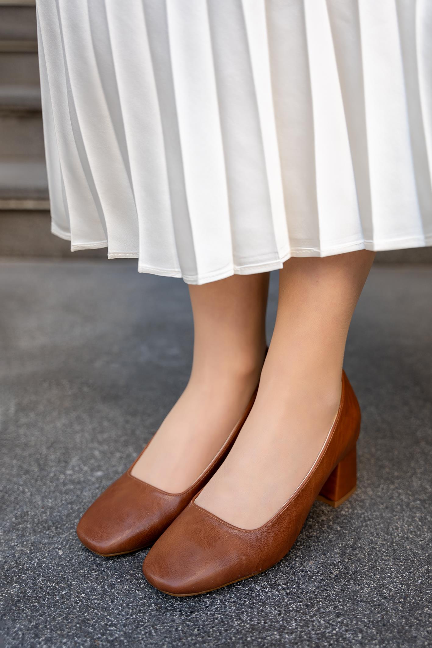 TEZEL DÜZ KALIN TOPUKLU KADIN AYAKKABI - TABA