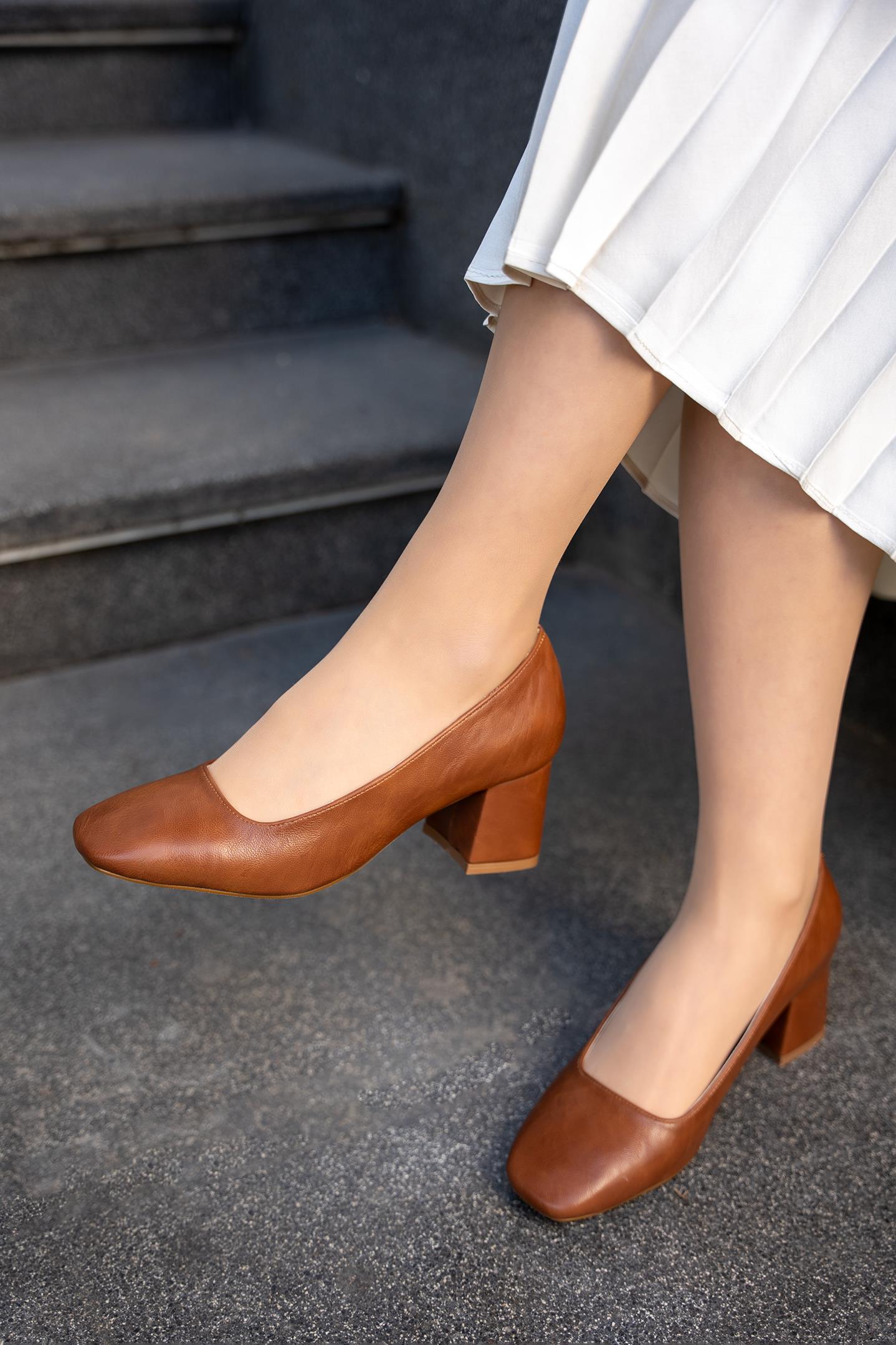 TEZEL DÜZ KALIN TOPUKLU KADIN AYAKKABI - TABA