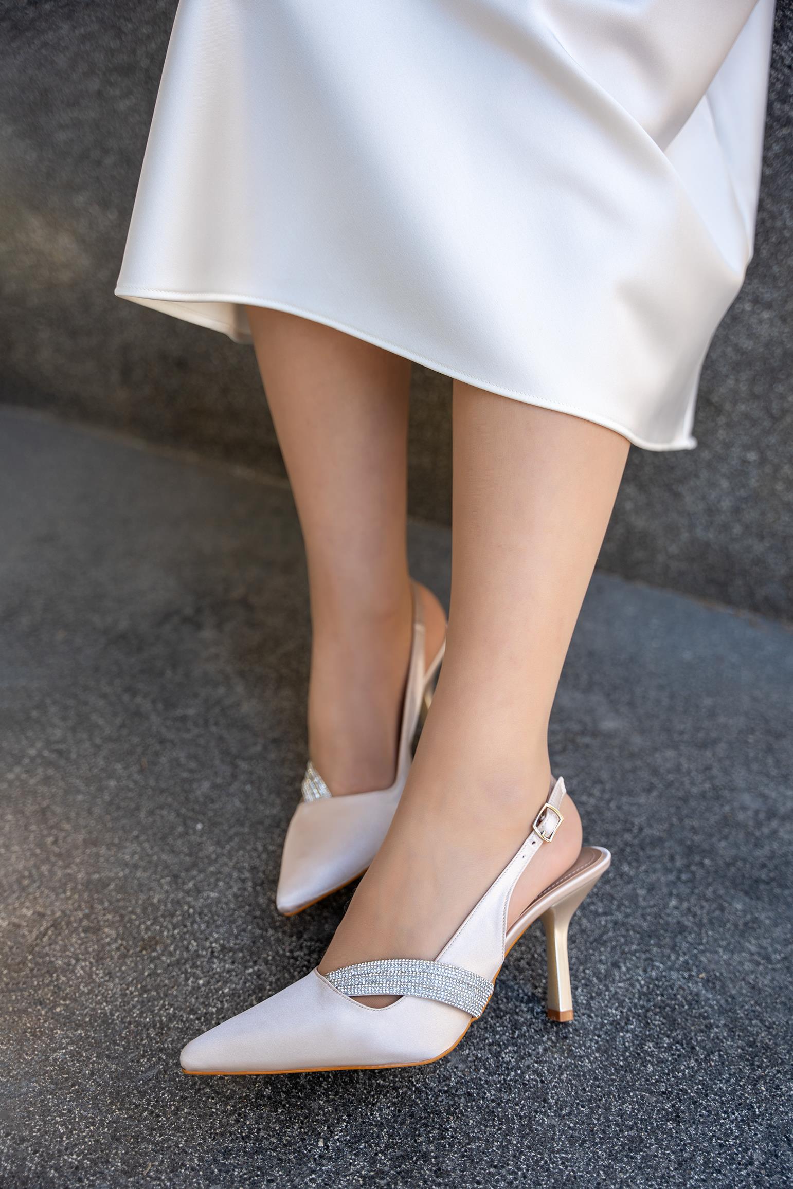 TROCO TAŞ DETAYLI TOKALI TOPUKLU AYAKKABI - BEJ SATEN