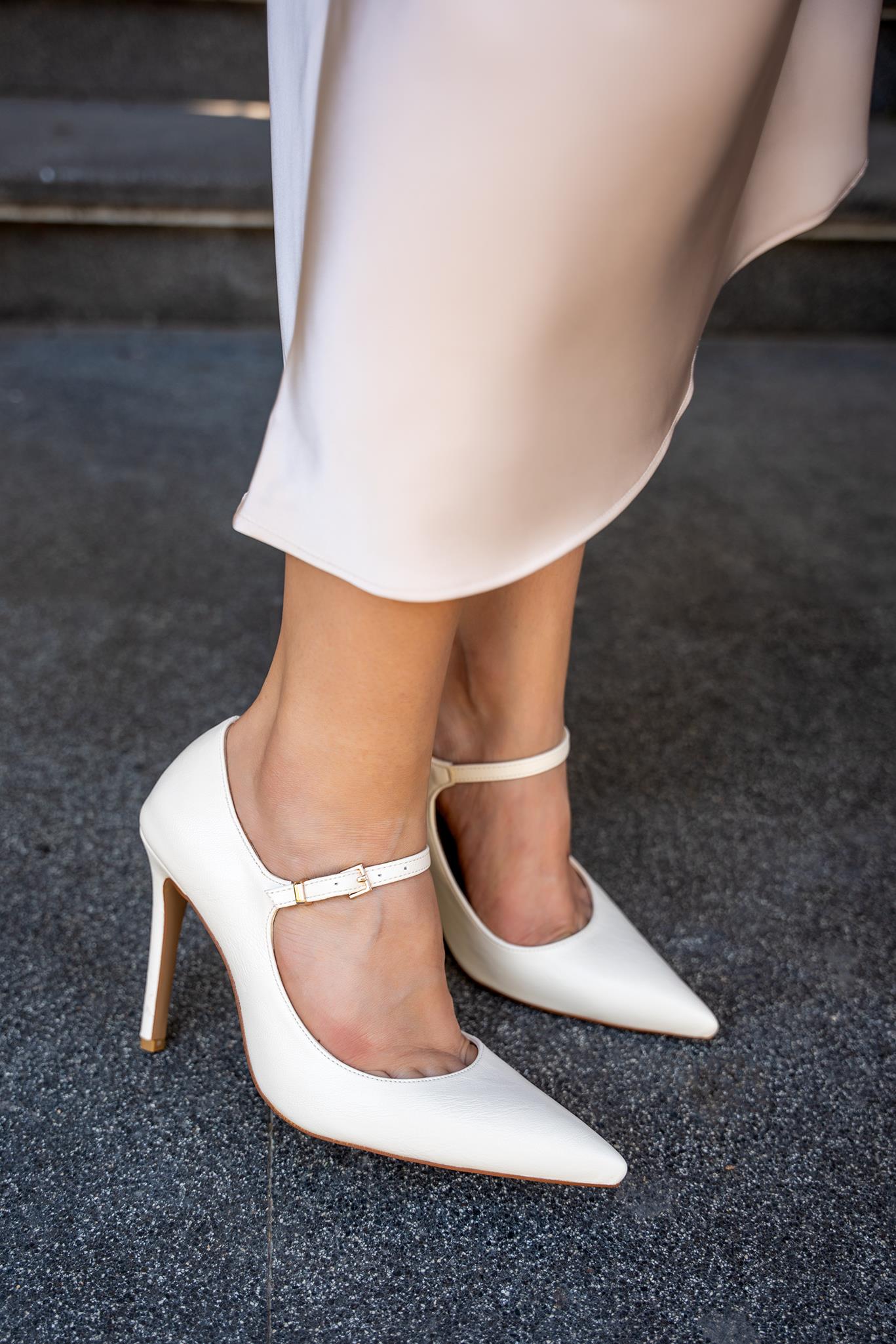 OMERA SİVRİ BURUN KEMER DETAYLI TOPUKLU AYAKKABI - EKRU