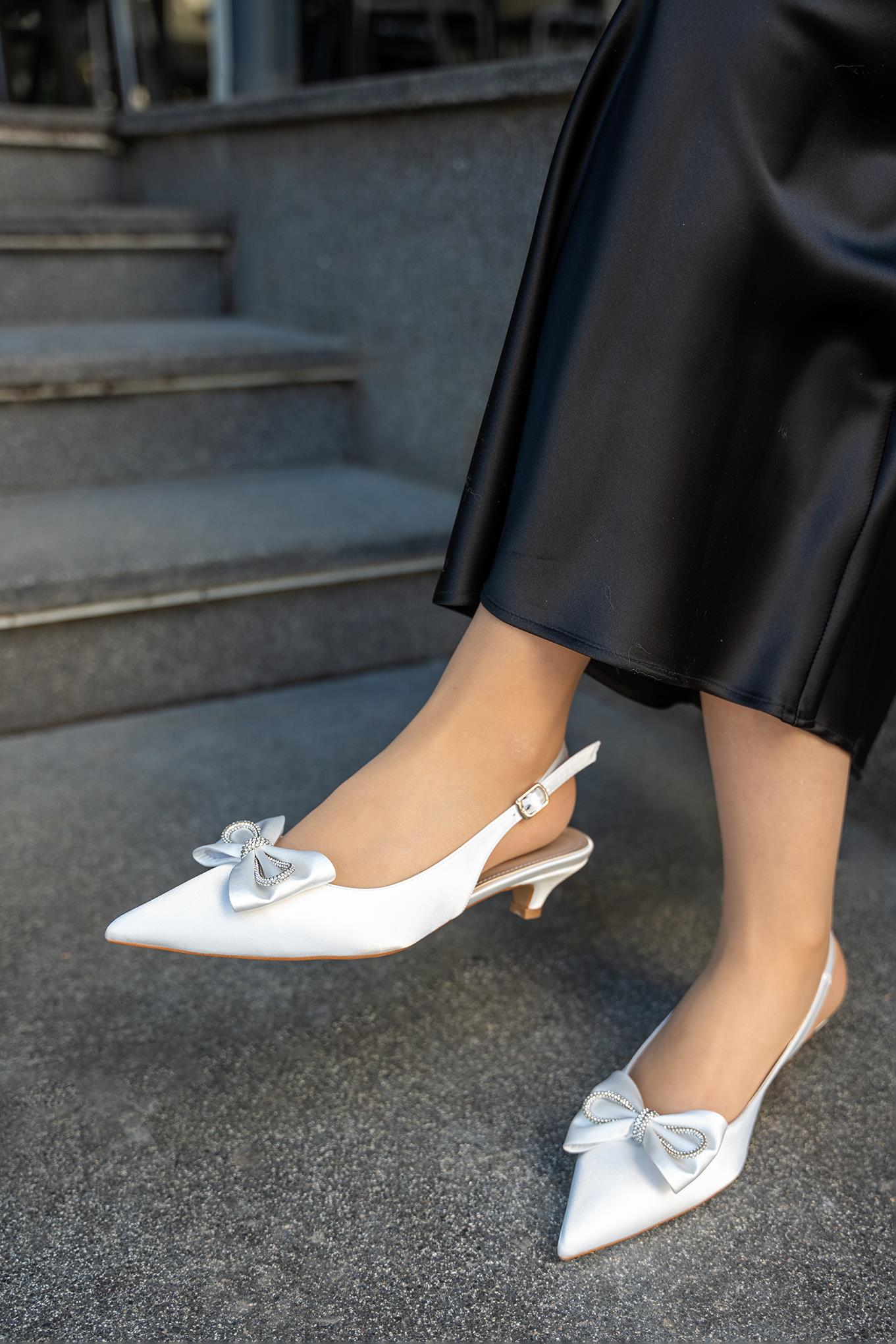 Renata Taşlı Fiyonk Detaylı Kadın Topuklu Ayakkabı - BEYAZ SATEN