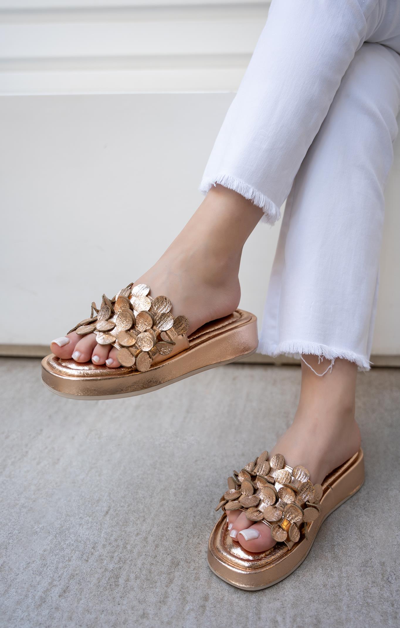 MANJE PÜSKÜL DETAYLI KALIN TABANLI TERLİK - BRONZ