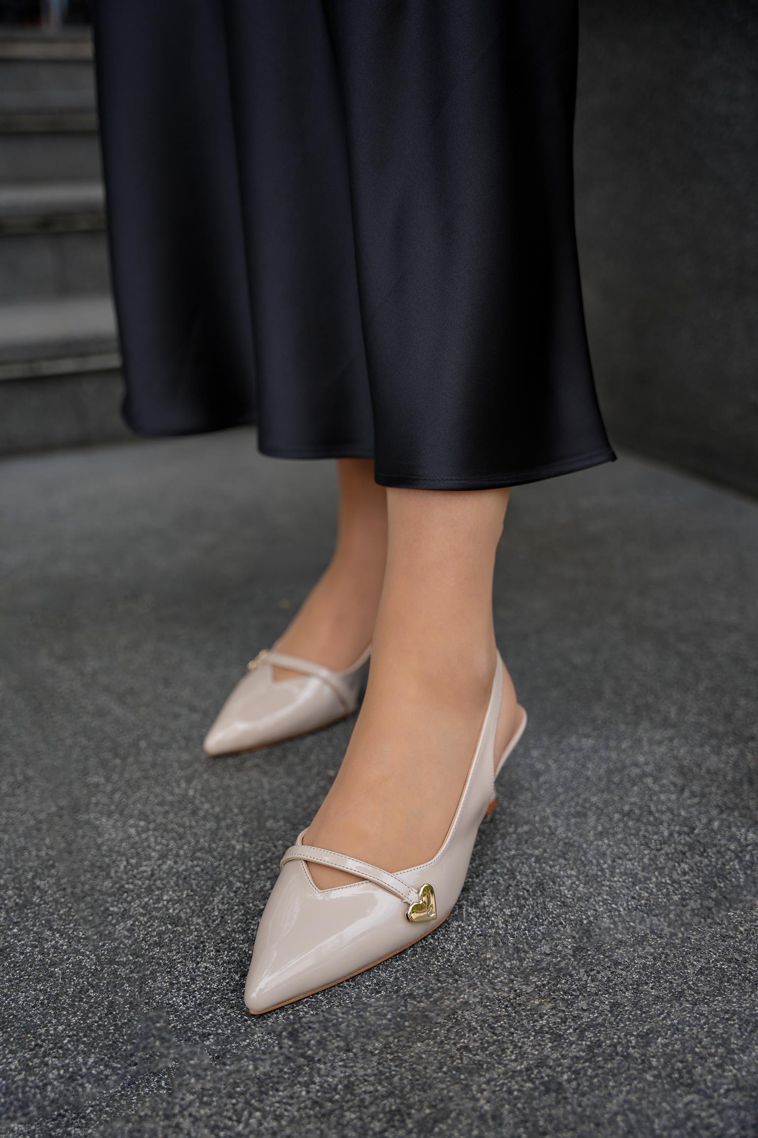 MARİMAR KALP AKSESUAR DETAYLI KADIN TOPUKLU AYAKKABI - NUDE RUGAN