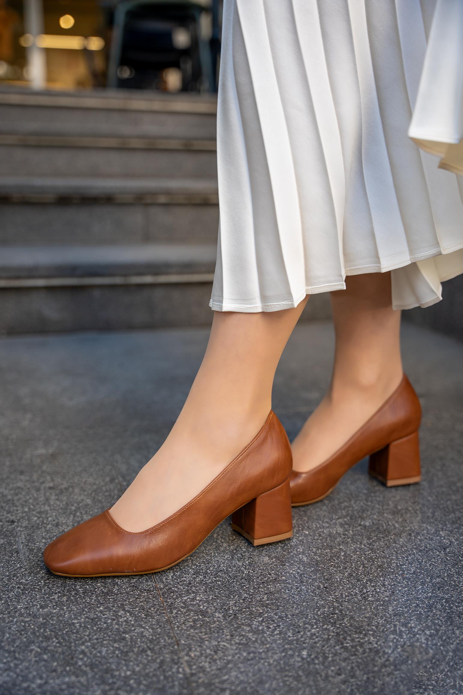 TEZEL DÜZ KALIN TOPUKLU KADIN AYAKKABI - TABA