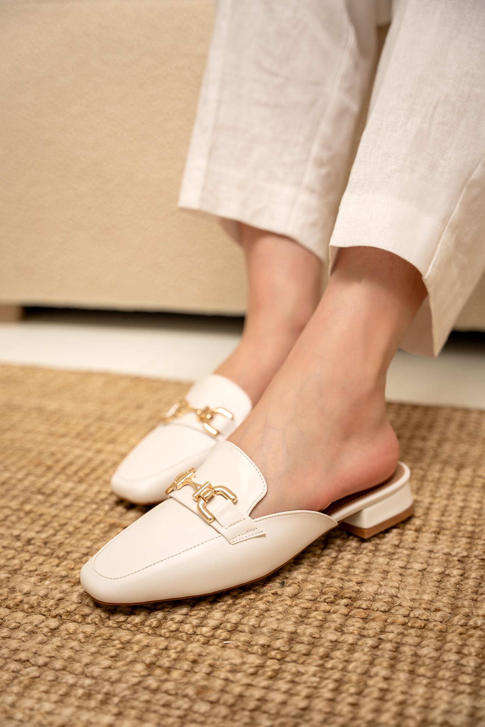 Sangi Toka Detaylı Terlik - BEYAZ