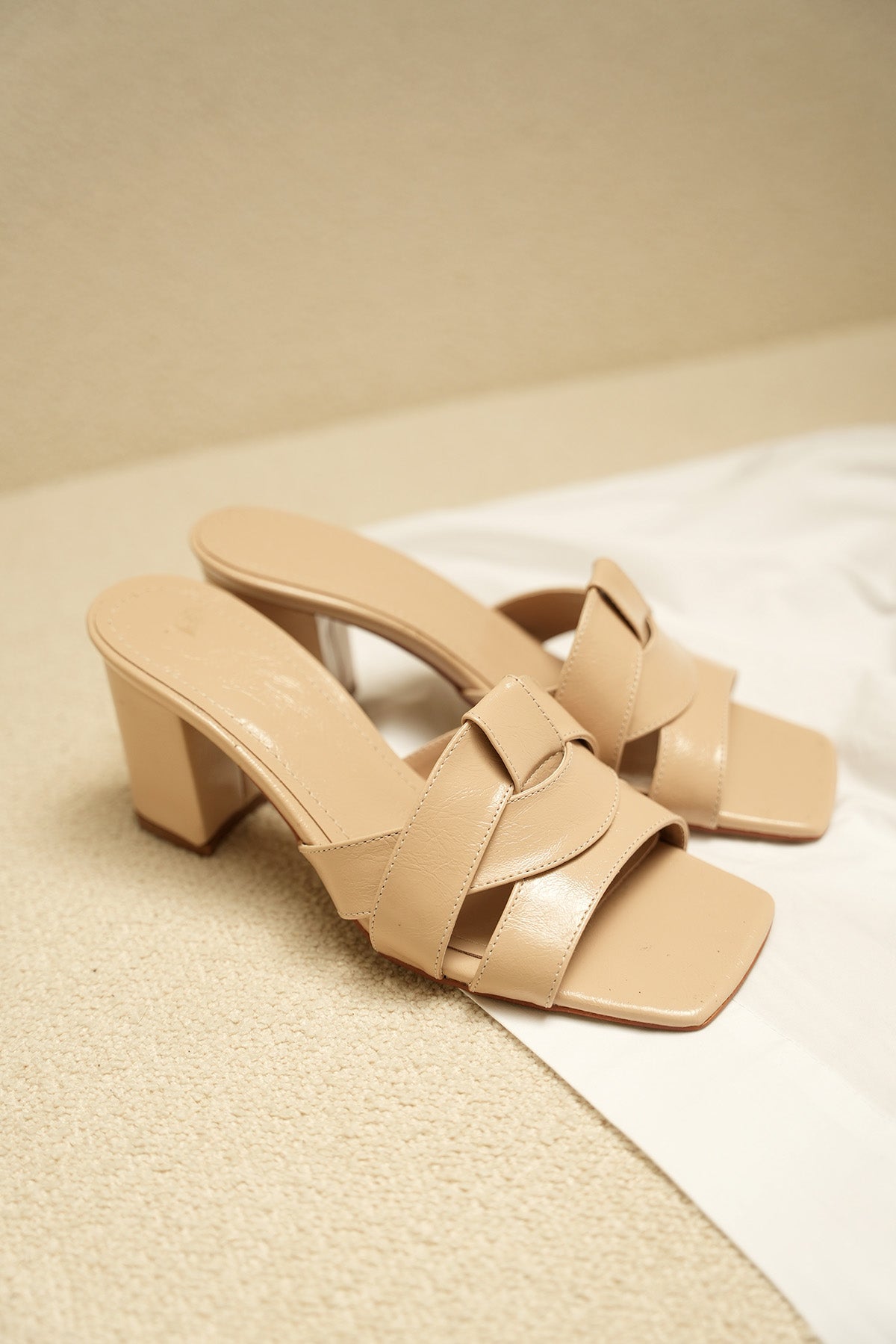 Sofia Asimetrik Kesim Kalın Topuklu Terlik - NUDE