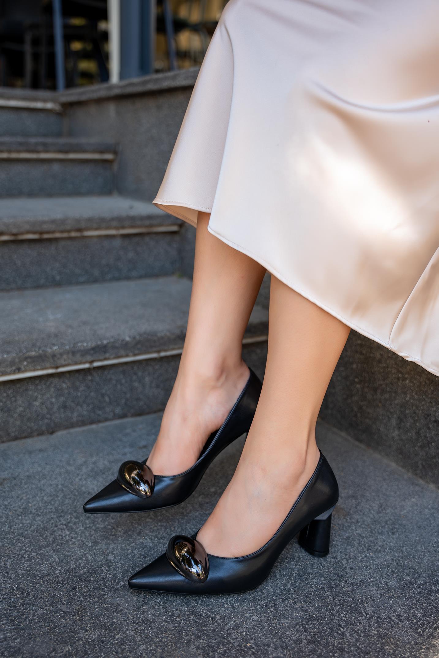 BENVOLİ AKSESUAR DETAYLI TOPUKLU AYAKKABI - SİYAH