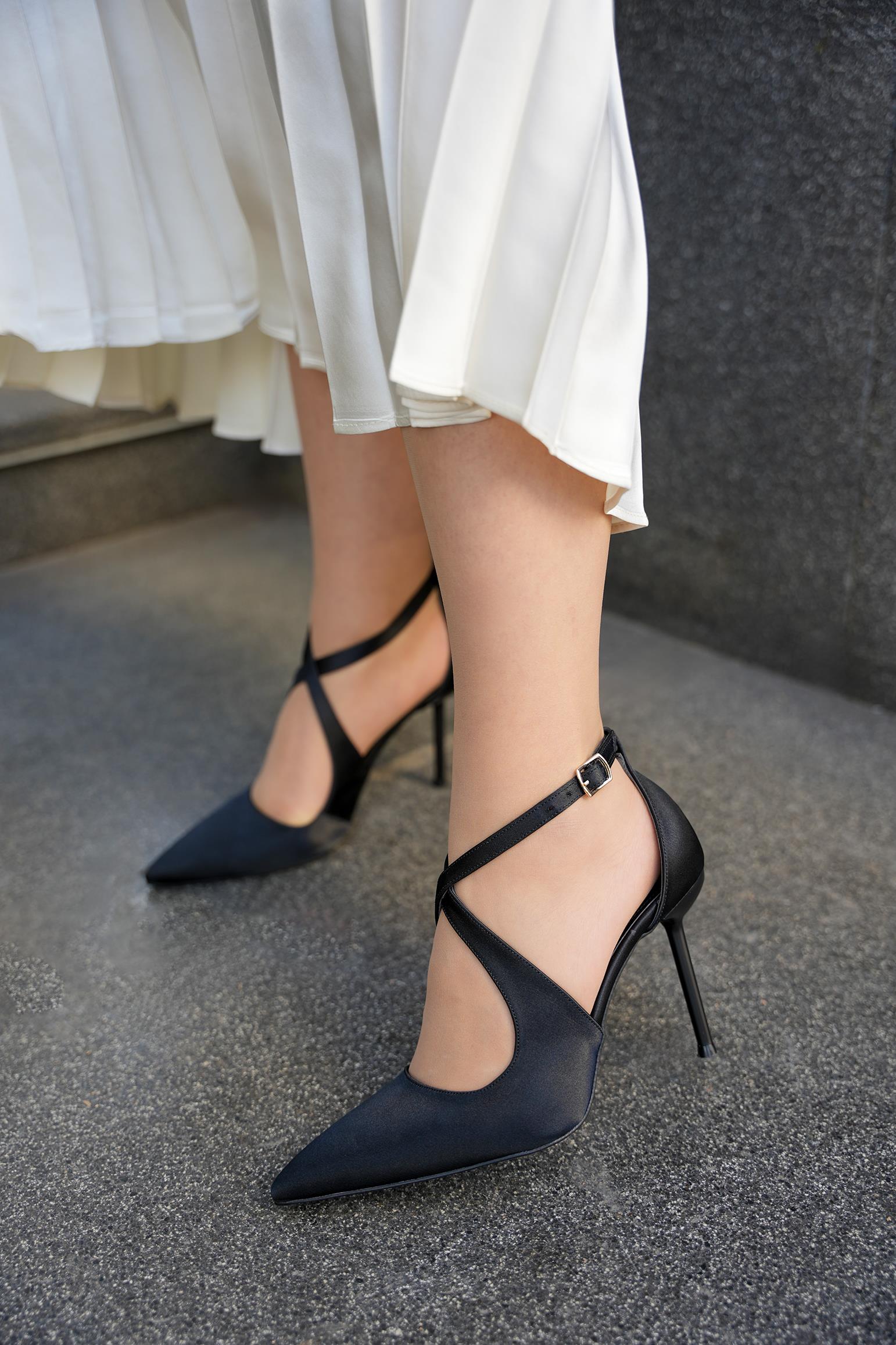 DELORİ ÇAPRAZ BANT DETAYLI TOPUKLU AYAKKABI - SİYAH