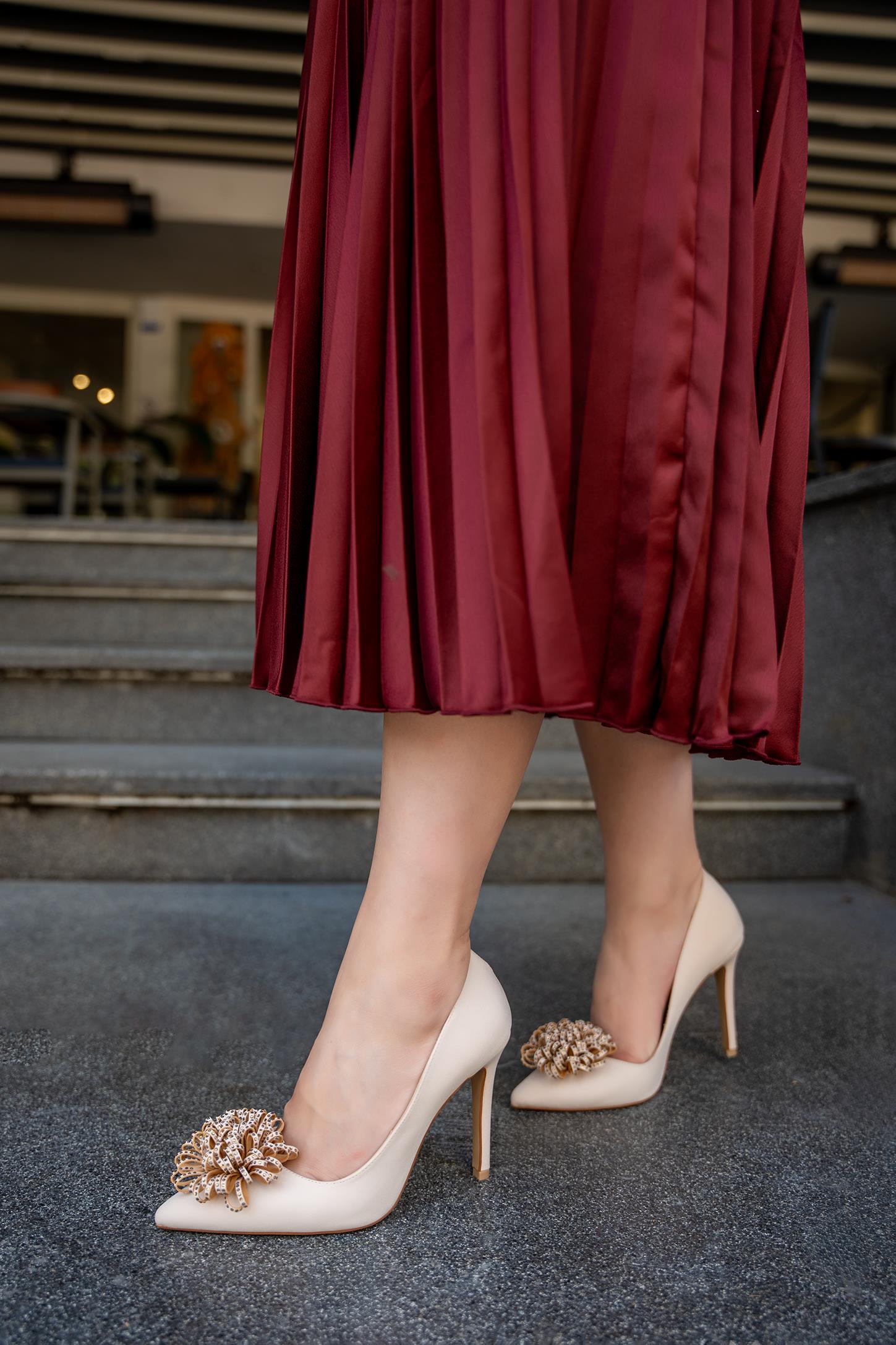 ELİORA TAŞLI GÜL DETAYLI TOPUKLU AYAKKABI - BEJ