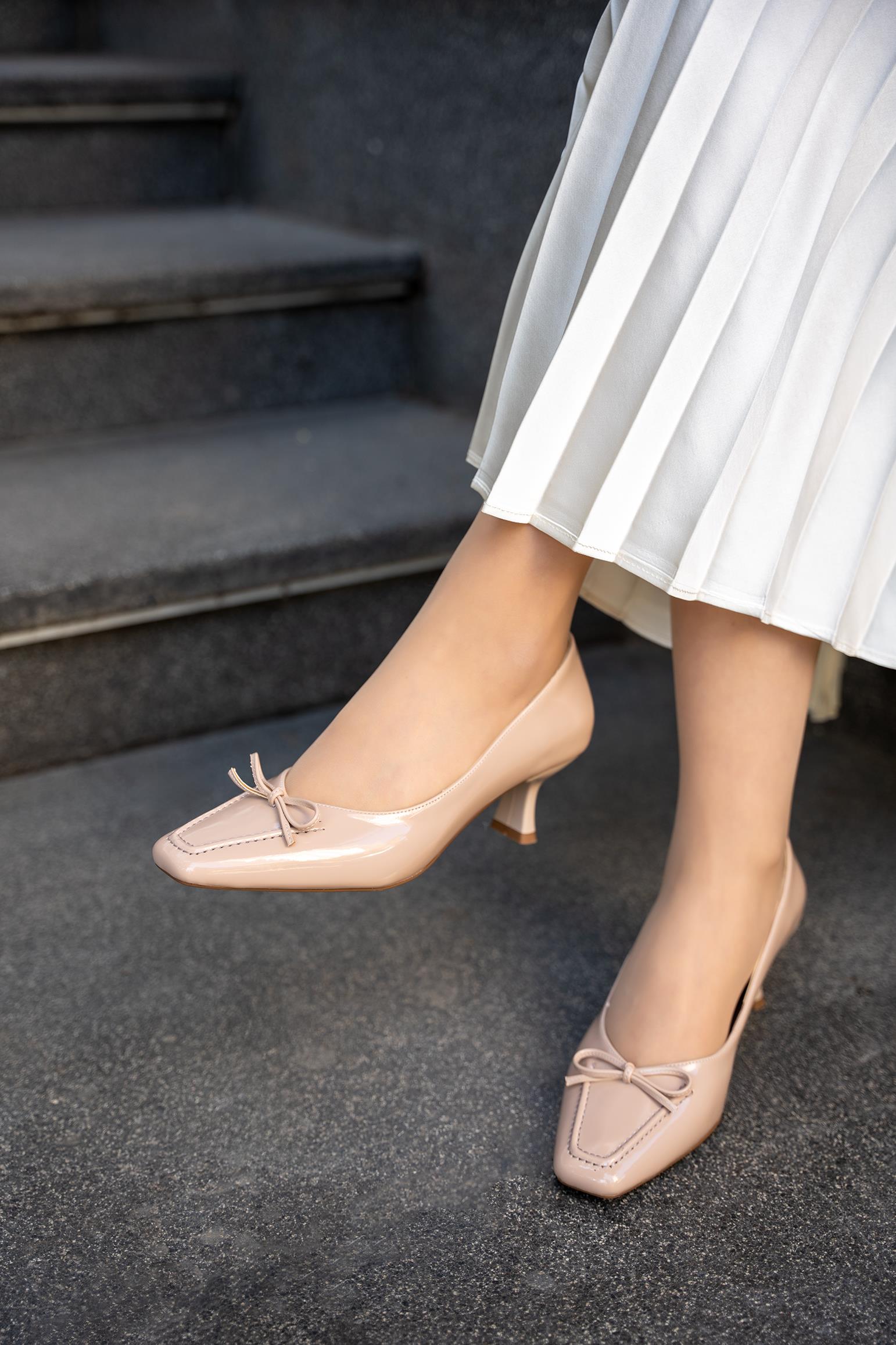 KATRE FİYONK DETAYLI KADIN TOPUKLU AYAKKABI - TEN RUGAN