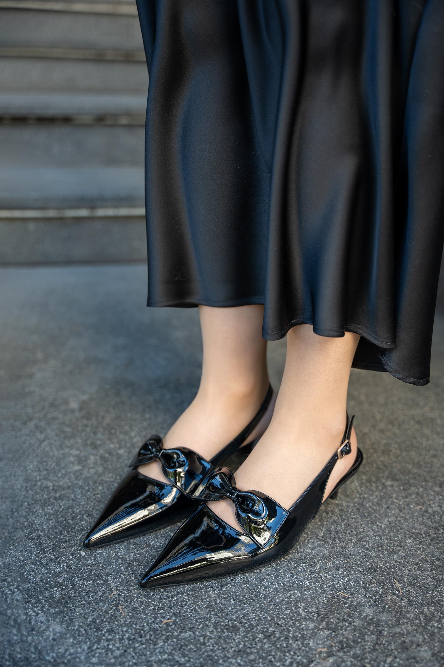 GİONNA FİYONK DETAYLI KADIN TOPUKLU AYAKKABI - SİYAH RUGAN