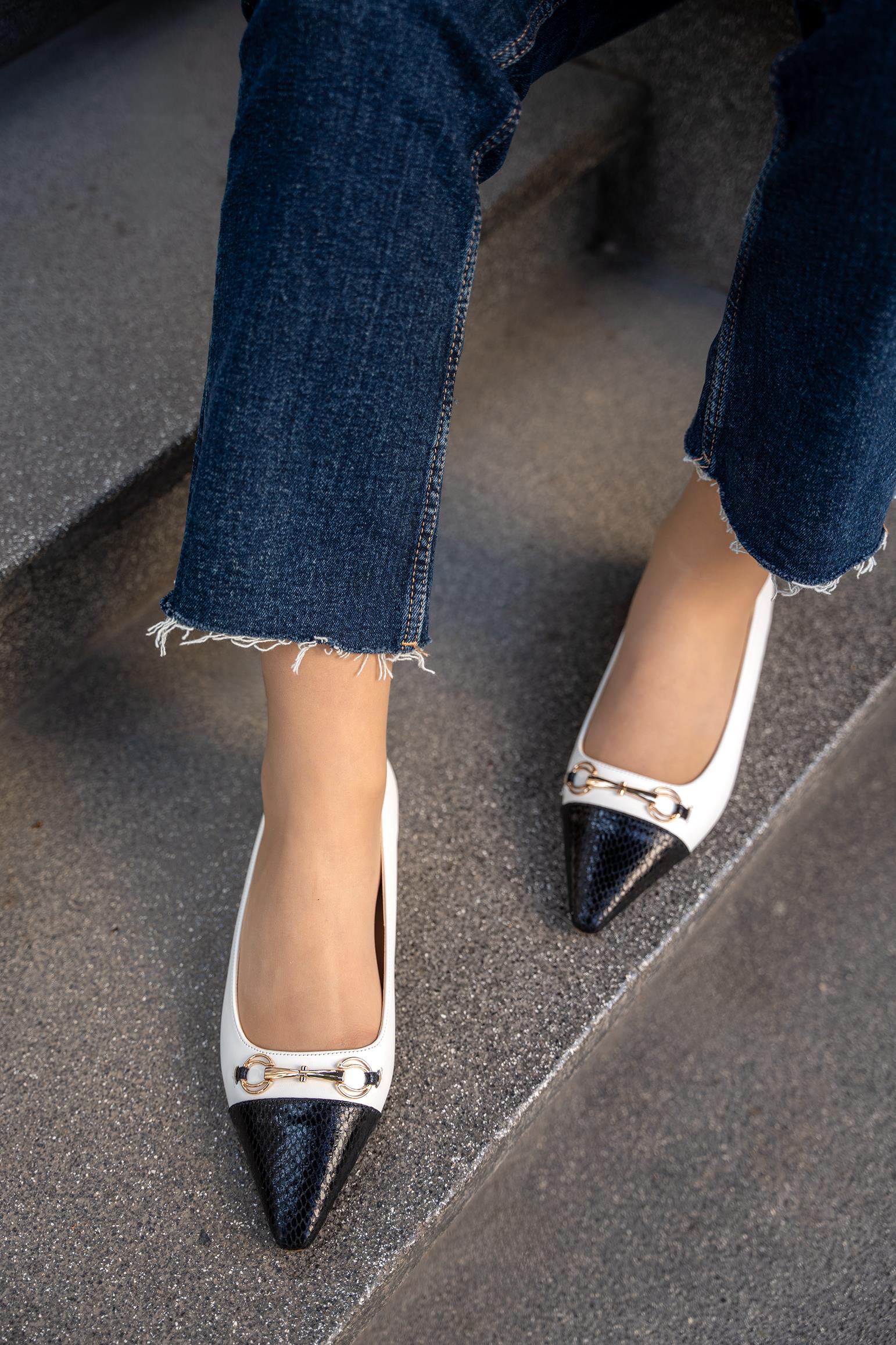 VOYEN GOLD TOKA DETAYLI KADIN BABET - BEYAZ