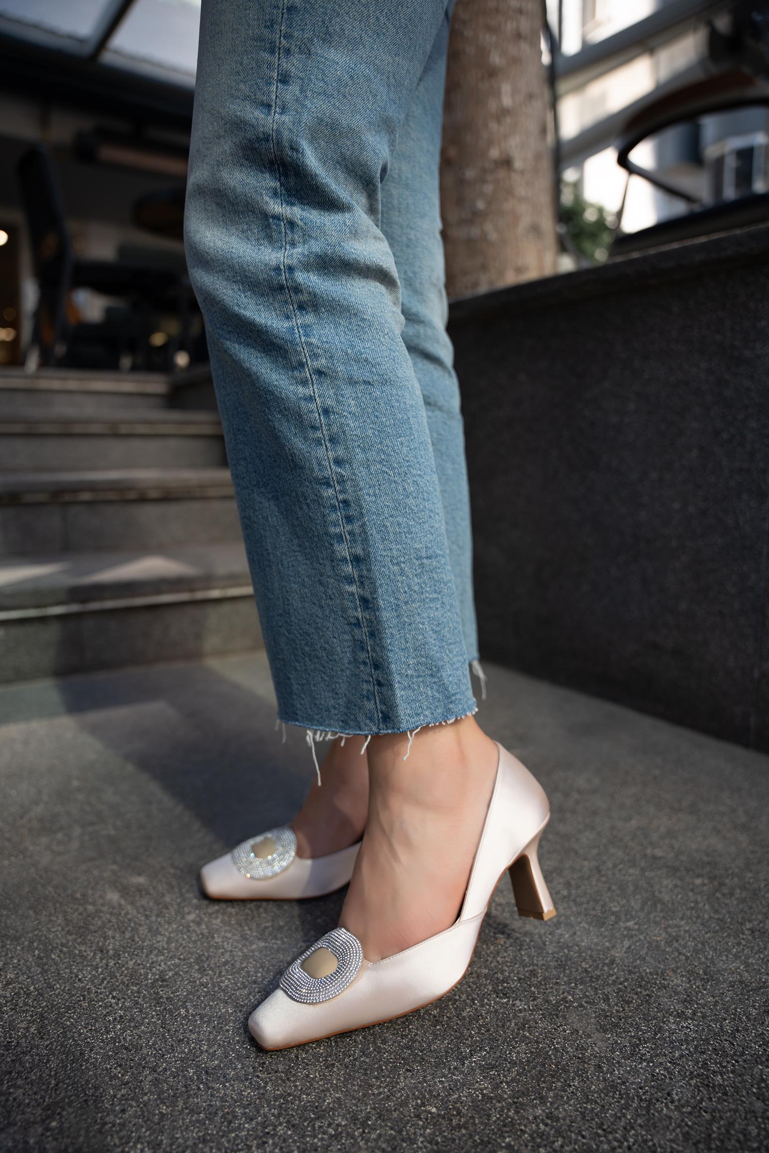 LENKA TAŞLI TOPUKLU AYAKKABI - BEJ