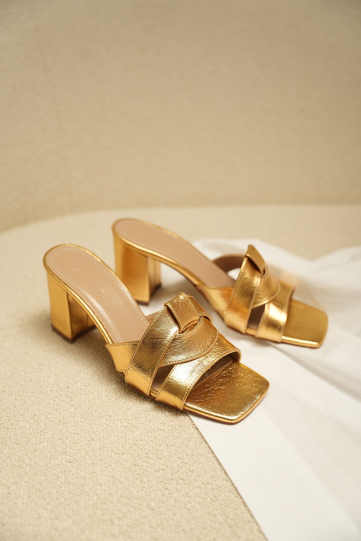 Sofia Asimetrik Kesim Kalın Topuklu Terlik - GOLD