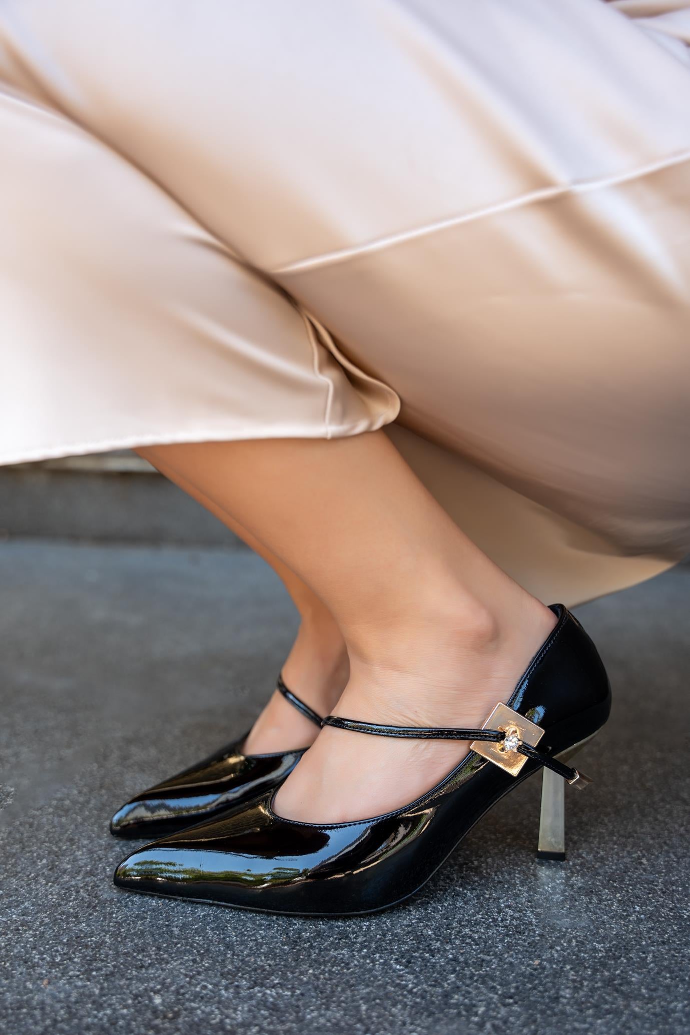 CARİNA ÇAPRAZ ŞERİT DETAYLI TOPUKLU AYAKKABI - SİYAH