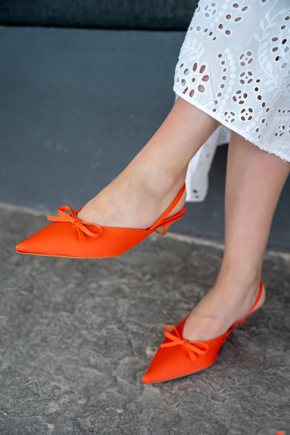 Fonis Fiyonk Detaylı Saten Topuklu Ayakkabı - TURUNCU