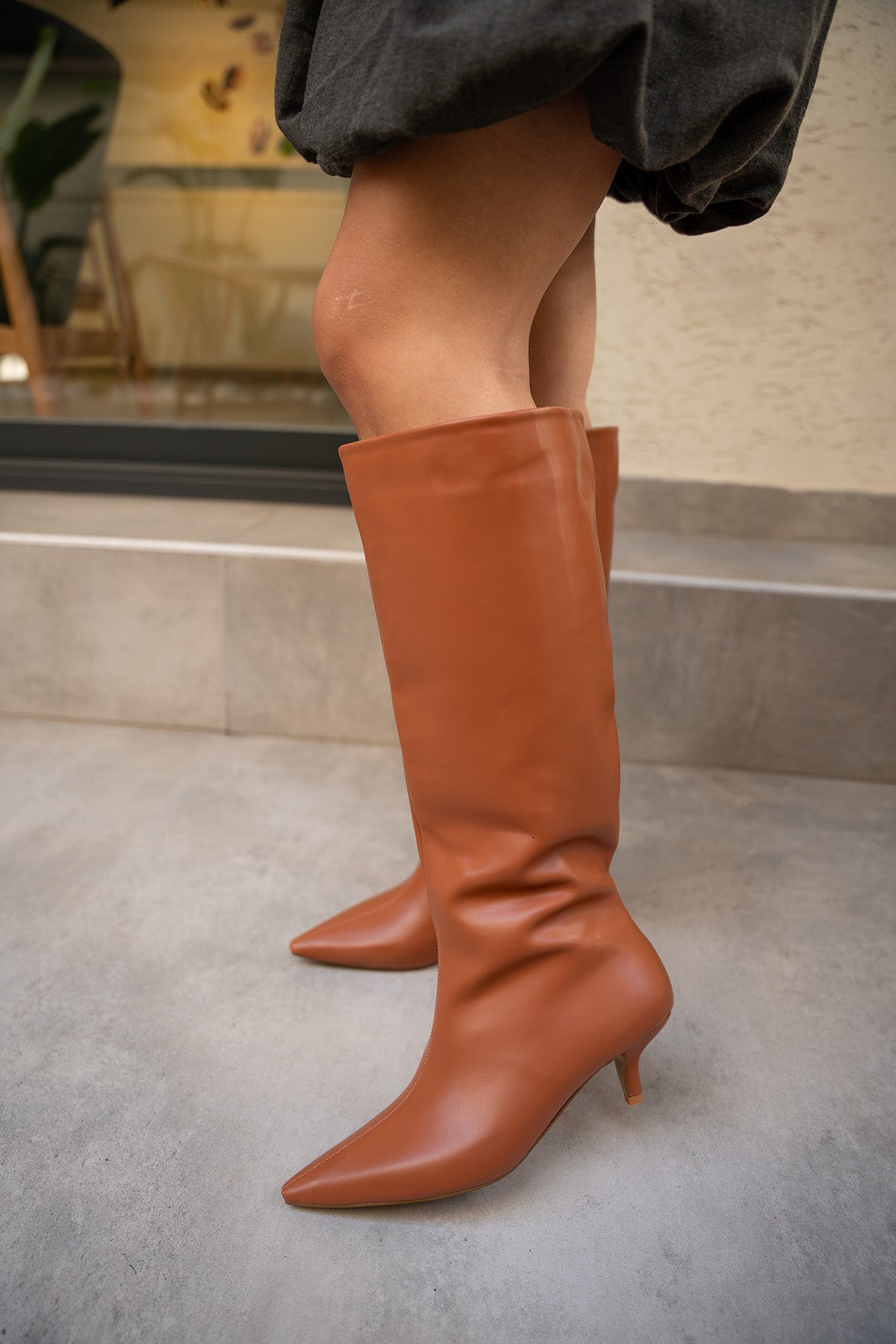 Polka Sivri Burun Düz Çizme - TABA DERİ