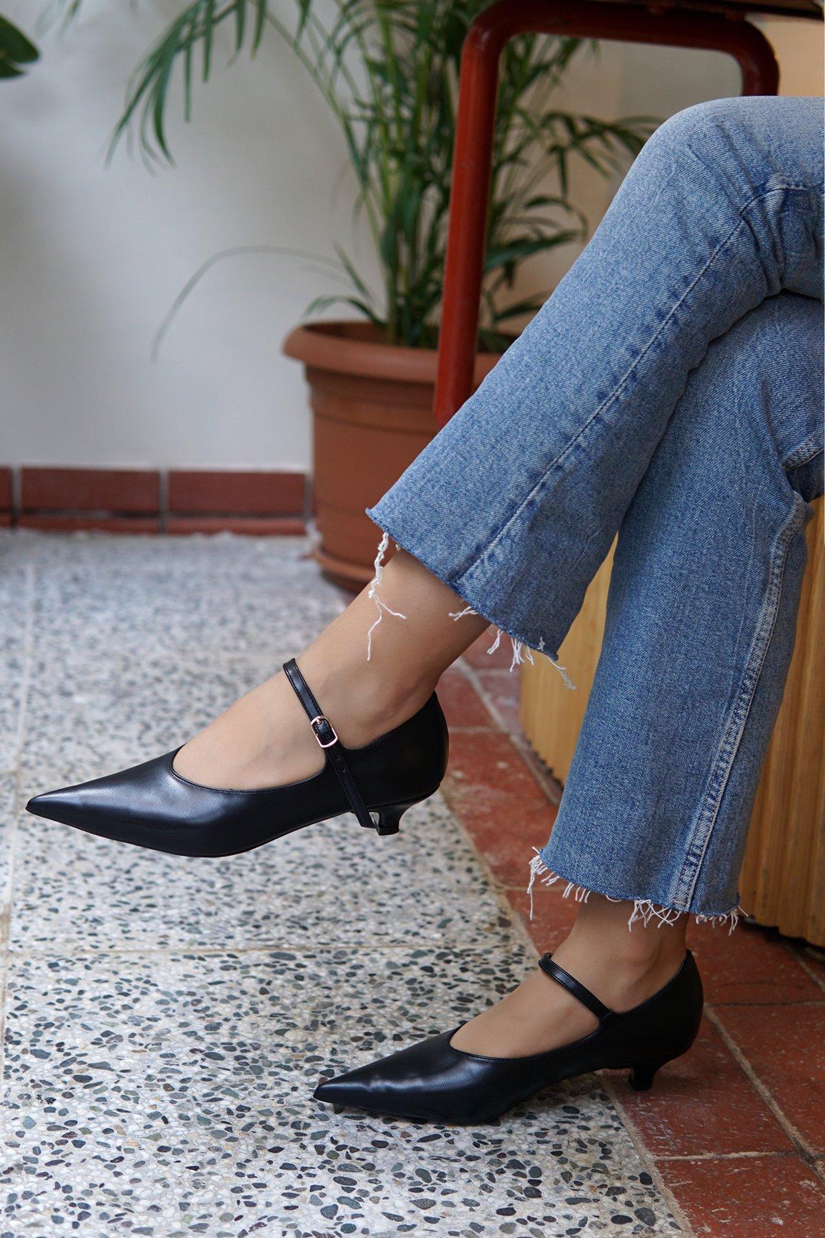 ARİNA SİVRİ BURUNLU TOPUKLU AYAKKABI - SİYAH