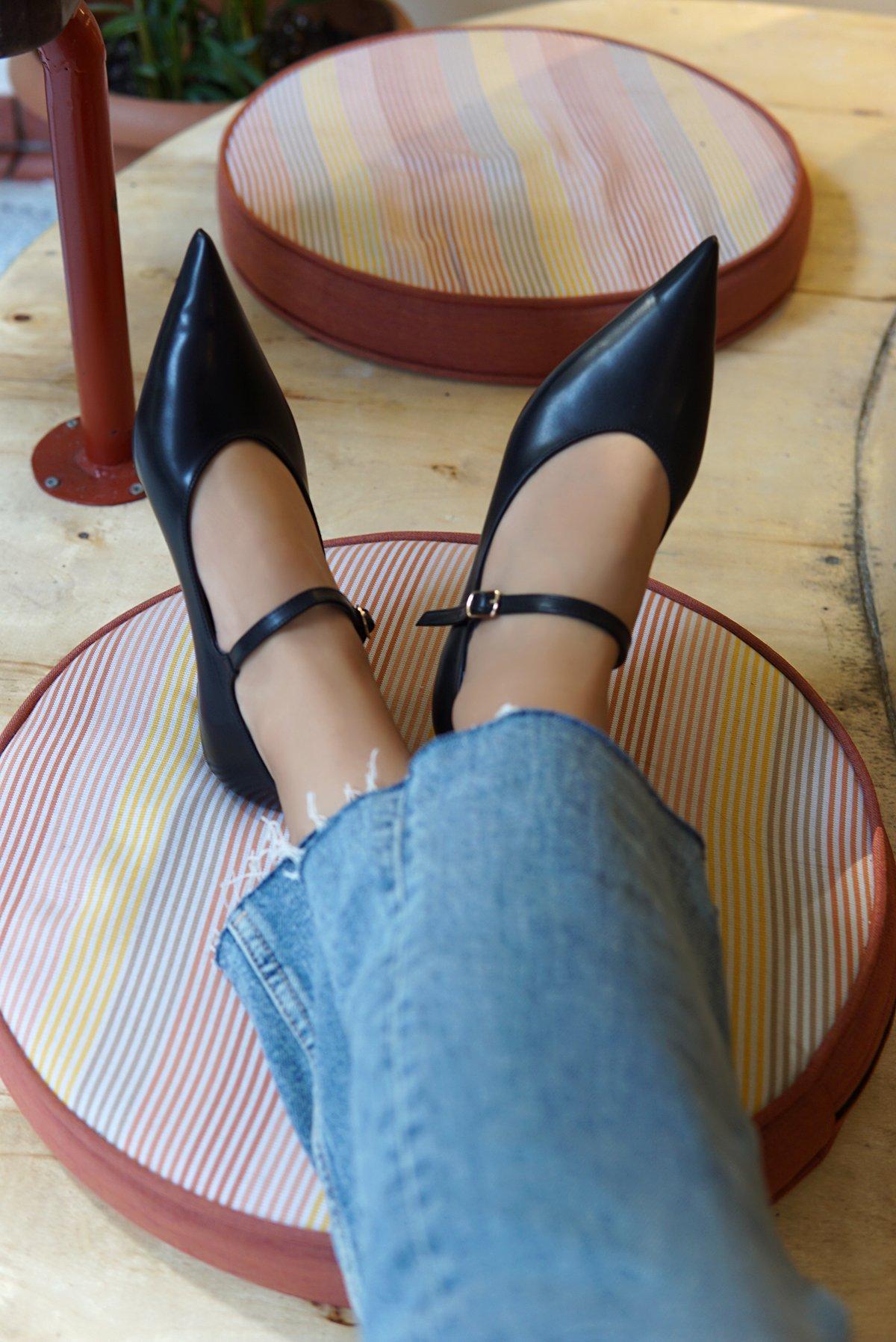 ARİNA SİVRİ BURUNLU TOPUKLU AYAKKABI - SİYAH